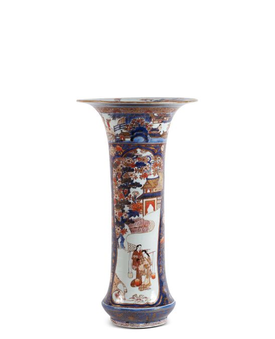 Null 日本

EDO中期(1603-1868)

CORNET花瓶

铁红、釉里红和金色的多色珐琅彩瓷器，粉蓝背景的面板上有樱花下的年轻女子的 "伊万里 "&hellip;