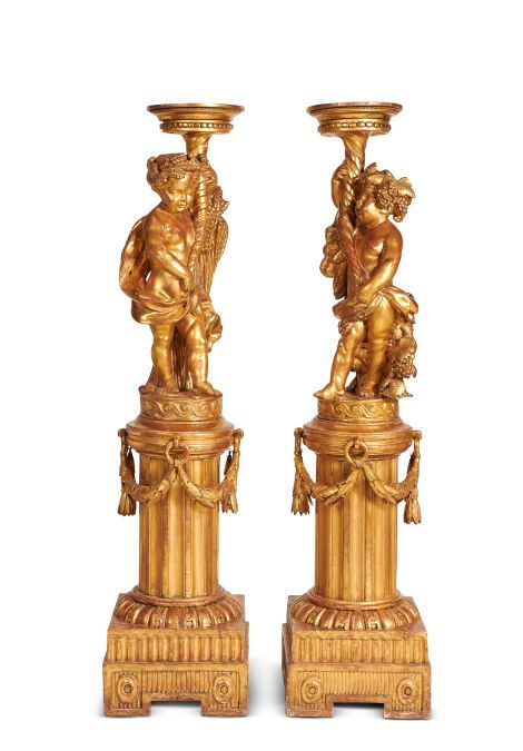 Null *重要的一对手电筒架

意大利，约1780年

矗立着象征着夏秋的爱情

基座上有柱子的楣板

鎏金雕花木。

H.186厘米底座。43 cm x 4&hellip;