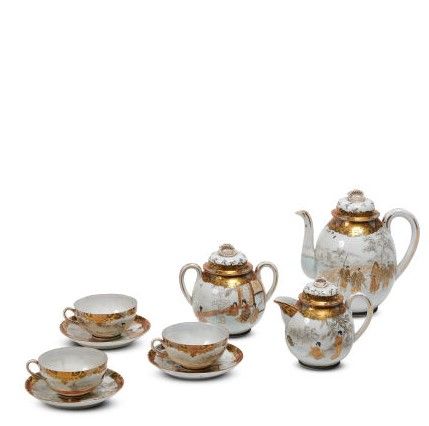 Null 日本，九谷窑 - 20世纪

茶具包括:

一个锅，一个牛奶壶，一个有盖的锅，四个杯子和三个

三个碟子。

(损坏和丢失的部件）。一个碟子不见了。
&hellip;