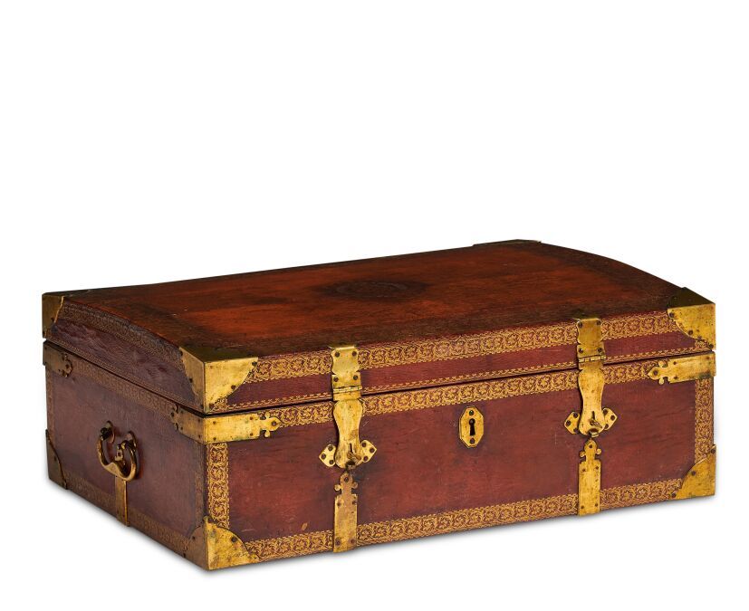 Null 红色摩洛哥鎏金旅行箱，带顶板。

与阿德莱德夫人（1732-1800）的小武器。

路易十五的女儿

路易十五时期。

橡木覆盖小牛皮。

H.22厘&hellip;