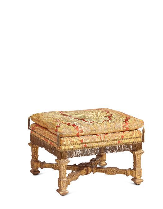 Null "PLACET

大方型休闲凳

路易十四时期，约1700-1710年。

丰富的雕刻和镀金的木材。

坐垫：长67 x 67厘米

凳子：60 x &hellip;