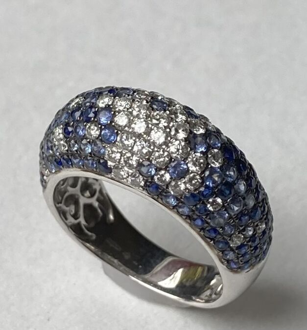 Null 美丽的戒指Jonc
18K（750千分之一）白金，镶有白色钻石和蓝色蓝宝石，颜色渐变。
法国作品
TDD : 58/59 - 毛重 : 6,2g.
钻&hellip;