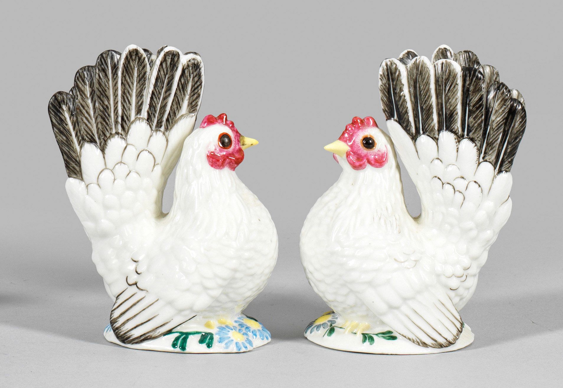 Null Pair of Chabo hens Fully sculptured hens with plumage in relief on round ba&hellip;