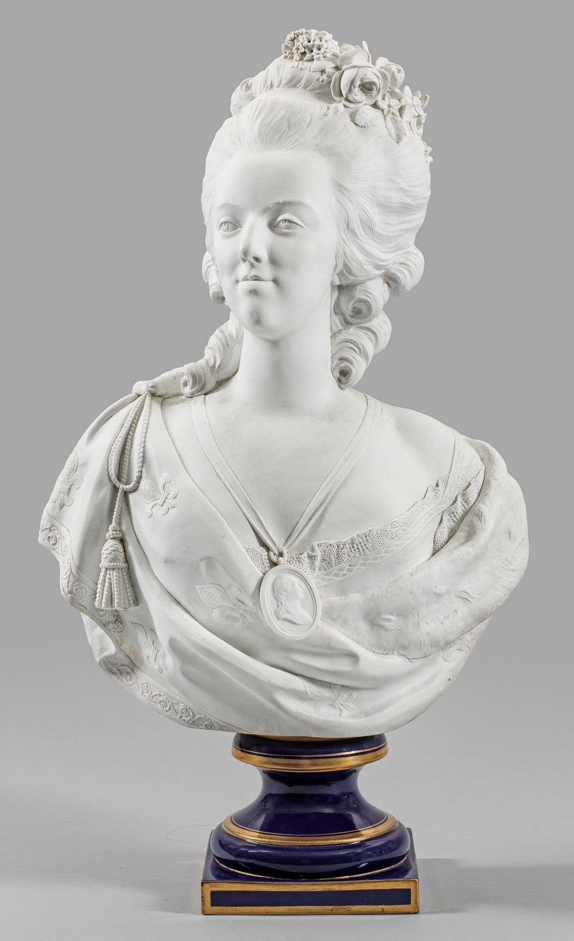 Null Monumental buste en porcelaine biscuit de Marie-Antoinette Sur un socle éma&hellip;