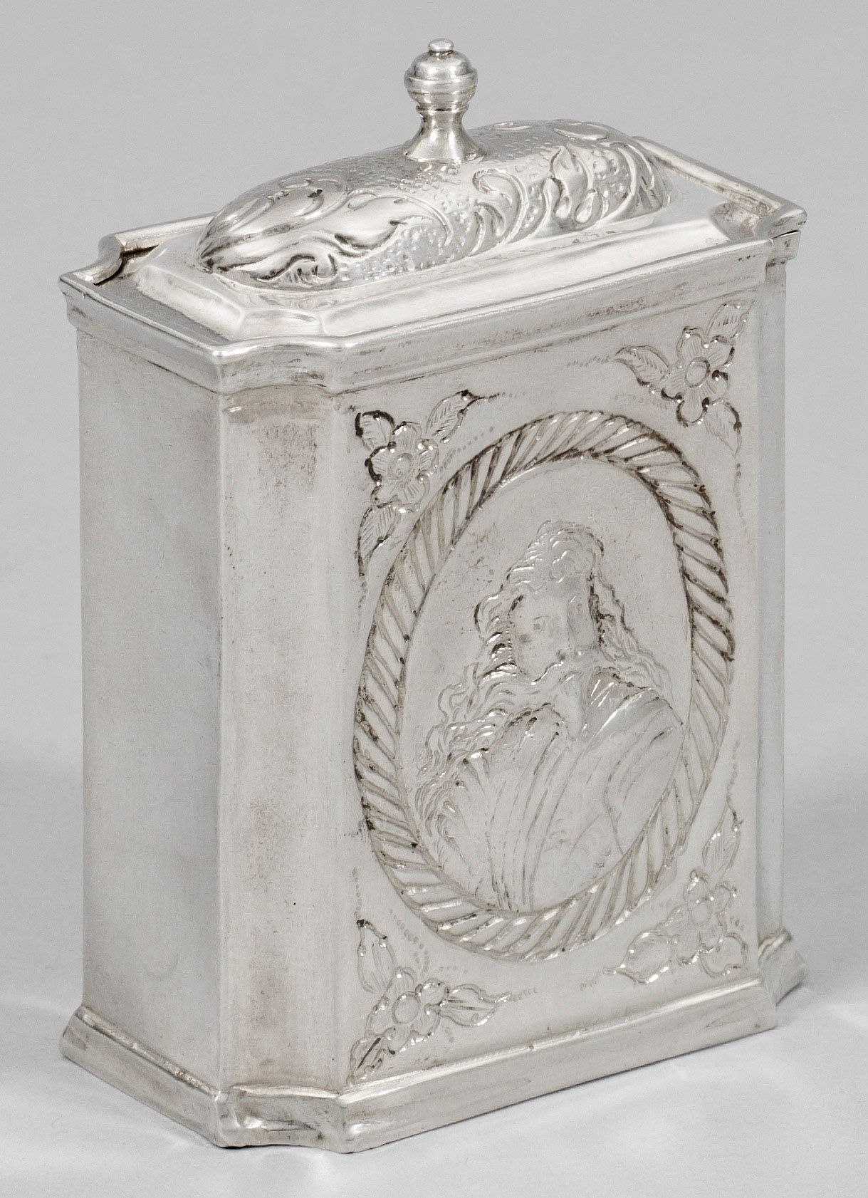 Null Small baroque silver tea caddy. Rectangular body with indented corners. Cen&hellip;