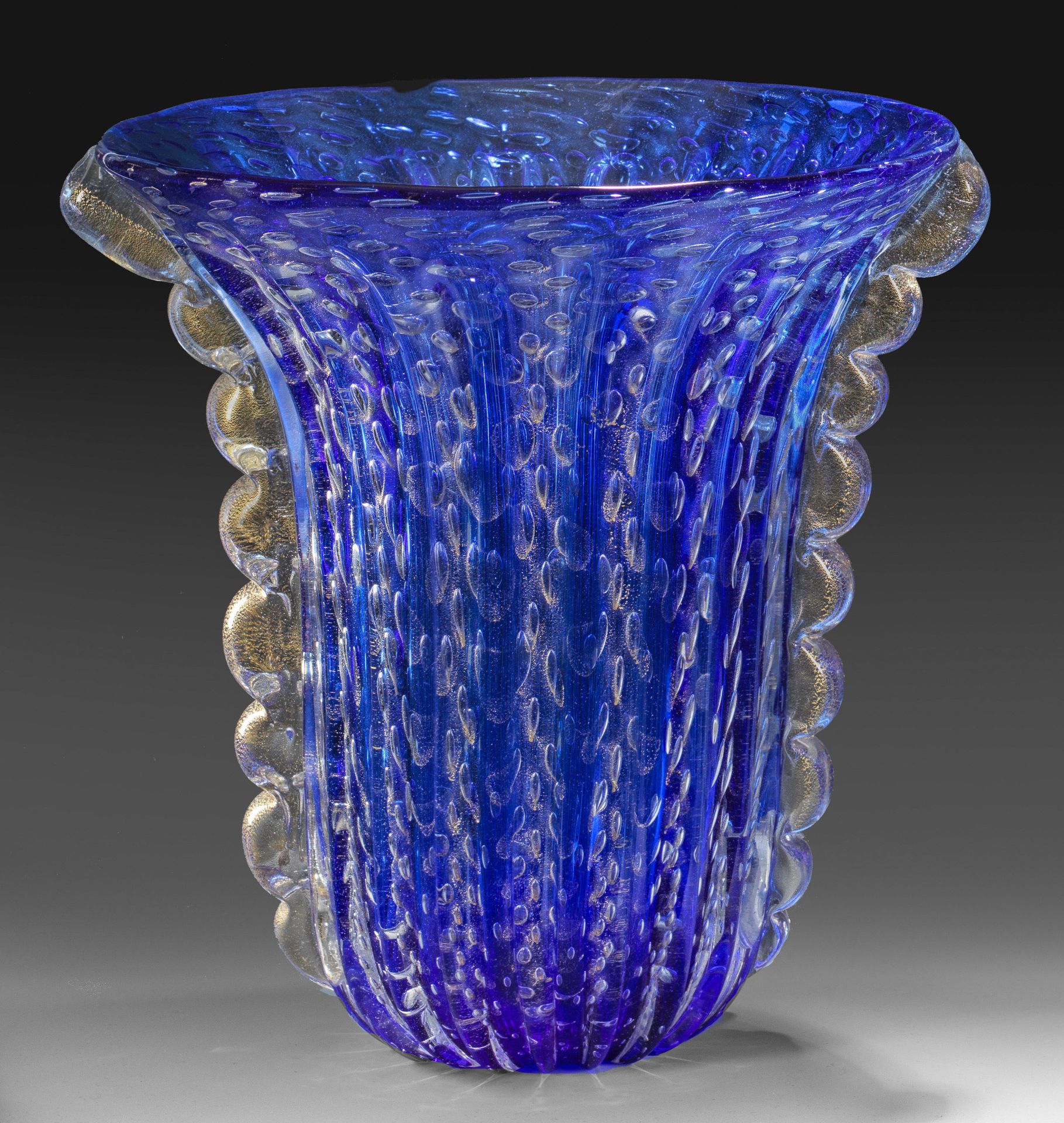 Null Grand vase de Murano de Barovier & Toso Forme de cloche nervurée, sur les c&hellip;