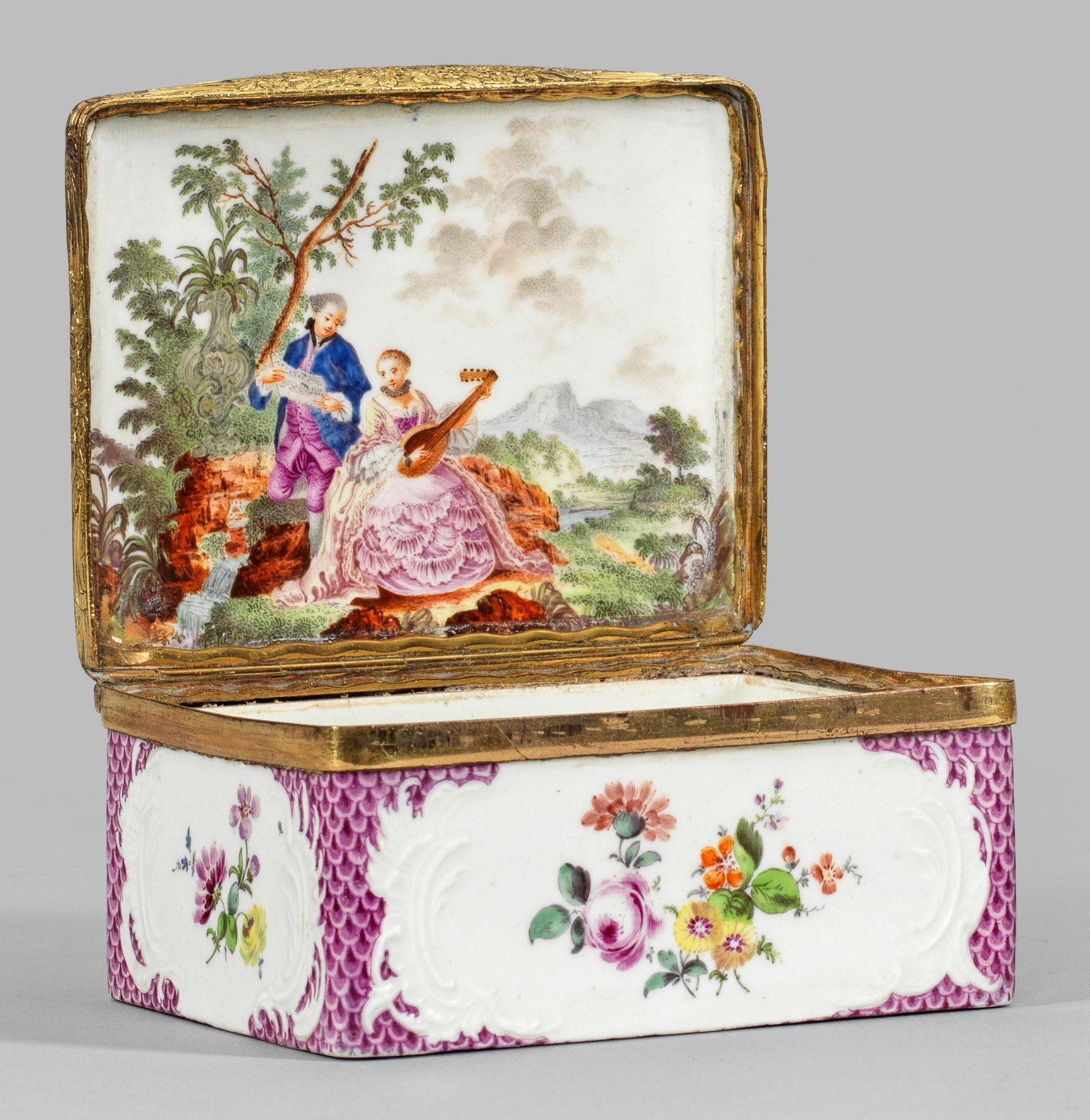 Null Tabatiere in porcellana di Meissen con decorazione floreale e cotoniera. Co&hellip;