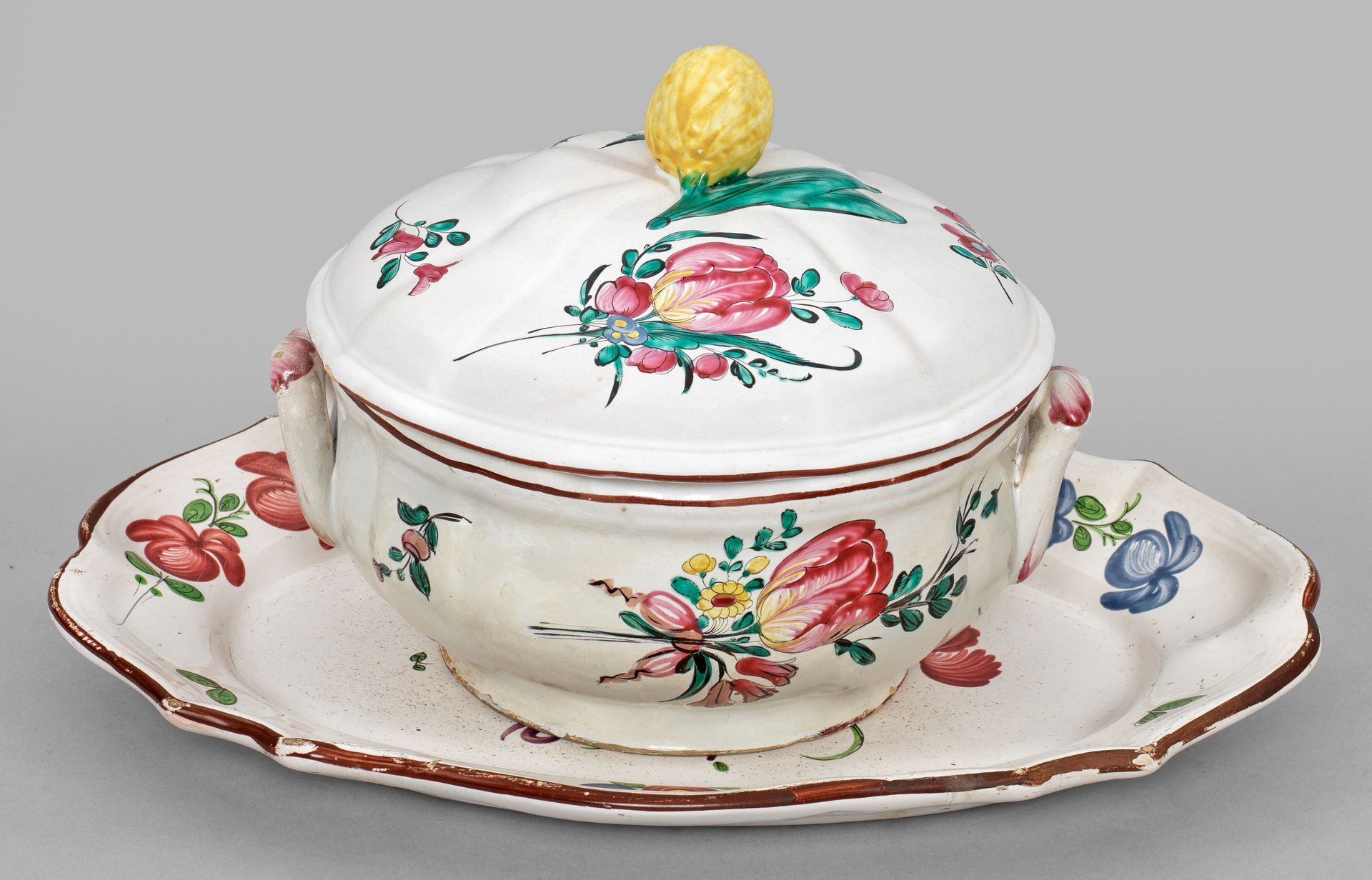 Null Strasbourg faience tureen and platter. Round, lightly molded tureen with tw&hellip;