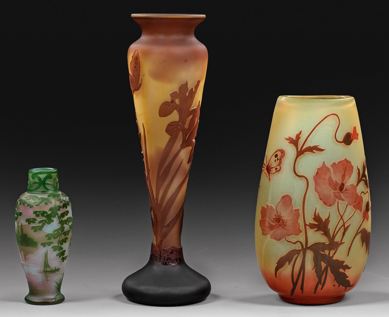 Null Collection de trois vases en verre overfang, décors gravés à l'acide. Un va&hellip;