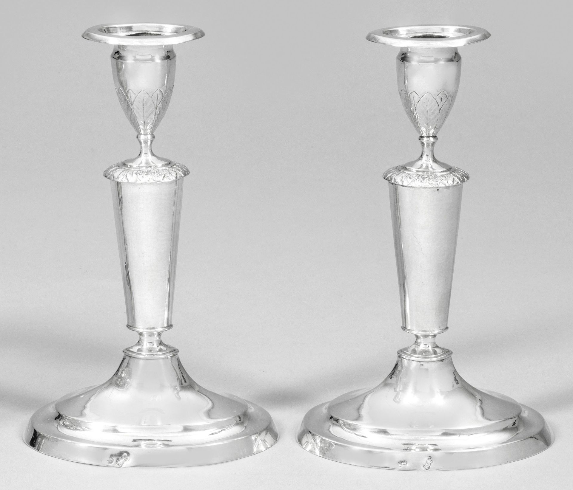 Null Paire d'élégants chandeliers de table Empire en argent. Sur une base ovale &hellip;