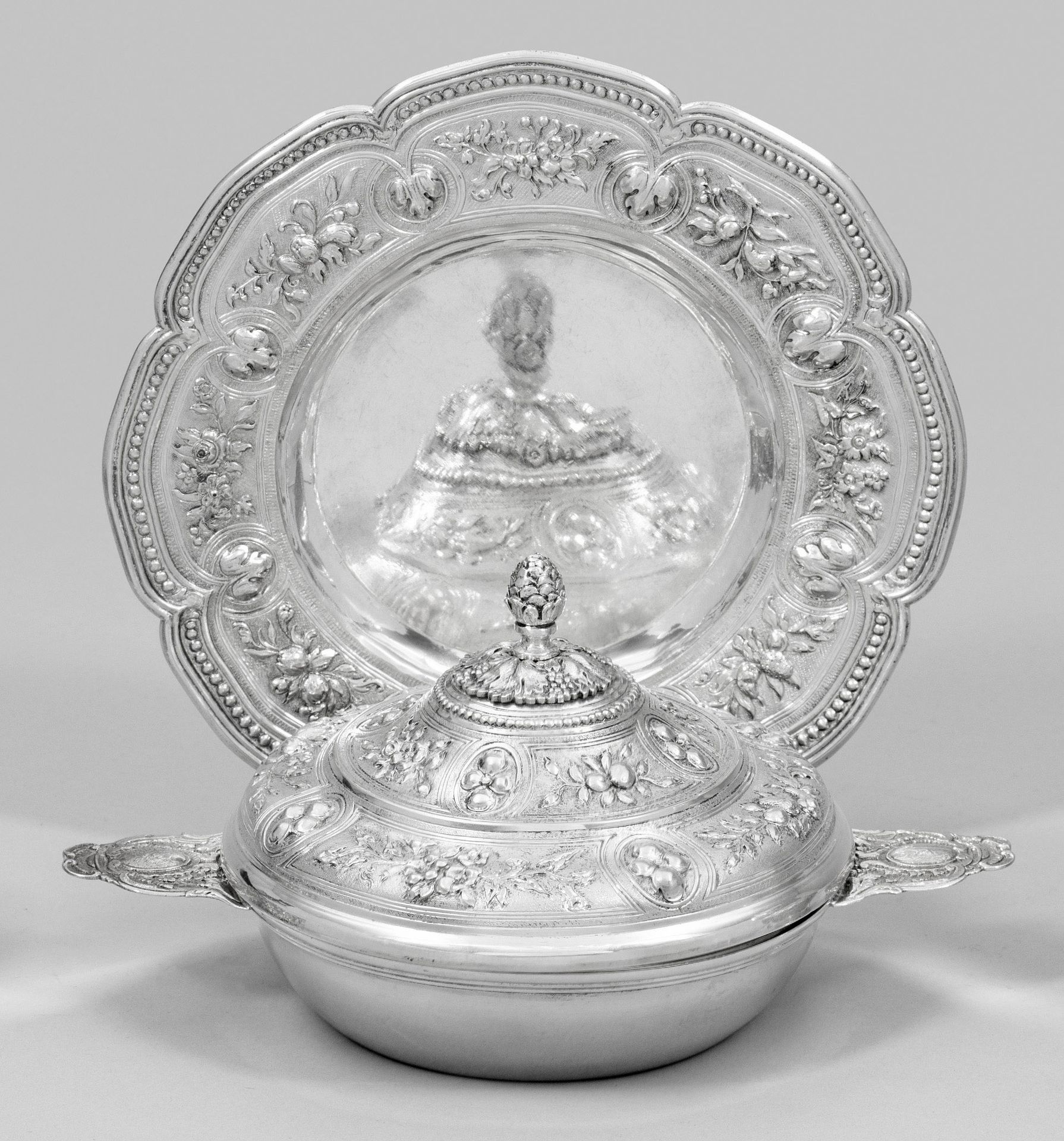 Null Magnificent, small Historicism lidded tureen on a silver présentoir. The tu&hellip;