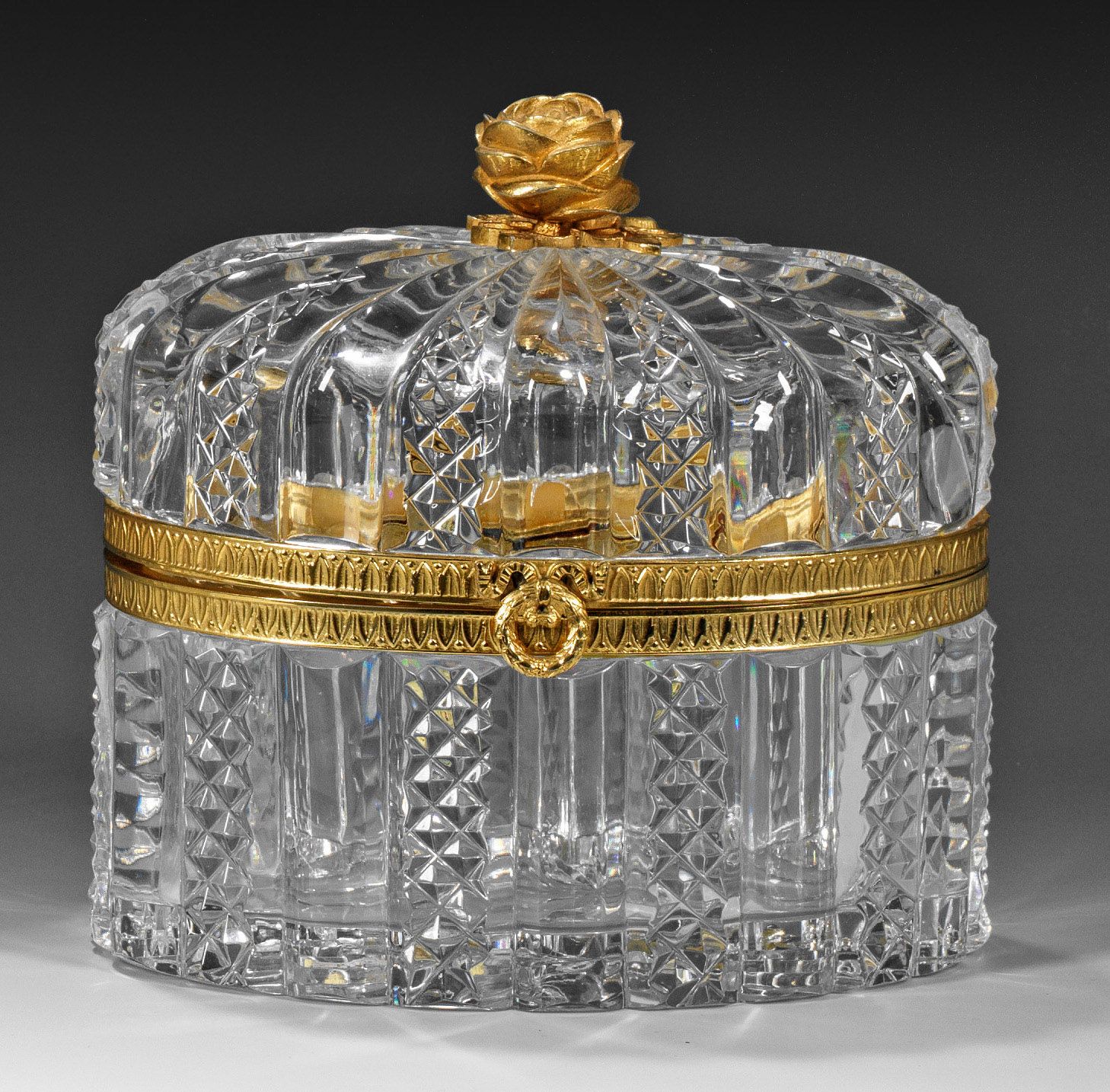 Null Zierdose mit Rosenknauf im Louis-XVI-Stil Farbloses Kristallglas, reich ges&hellip;