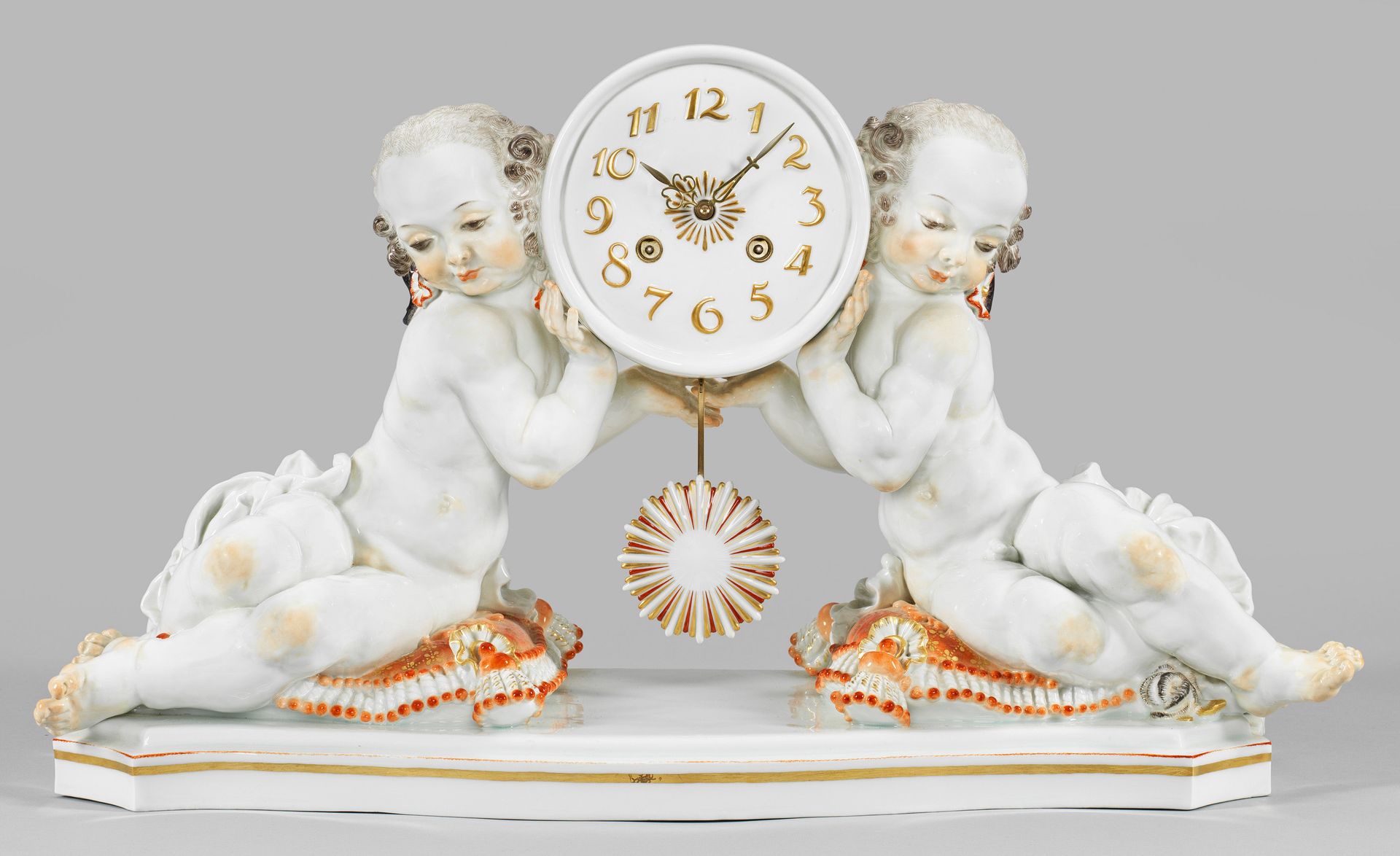 Null Grande pendule de cheminée Meissen "Horloge portée par deux putti". Titre o&hellip;