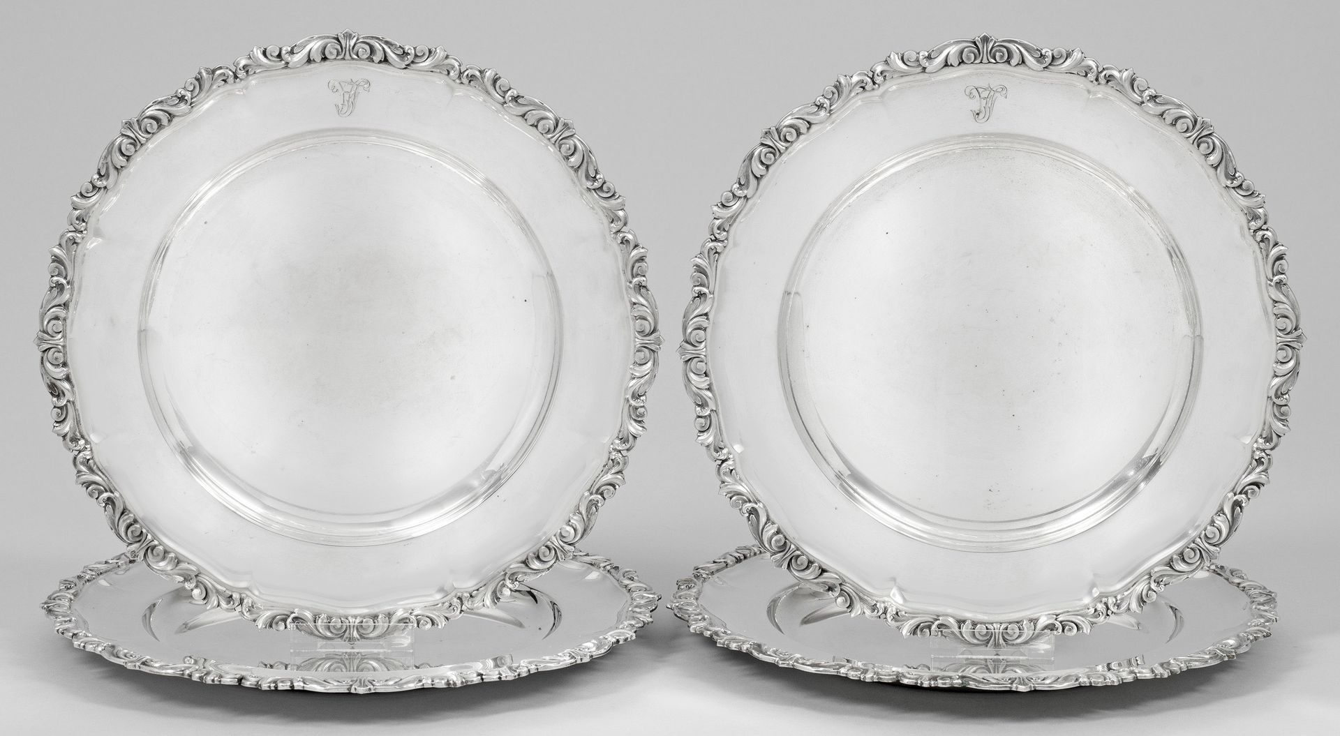 Null Set of four elegant silver place plates. Round, slightly hollowed, smooth s&hellip;