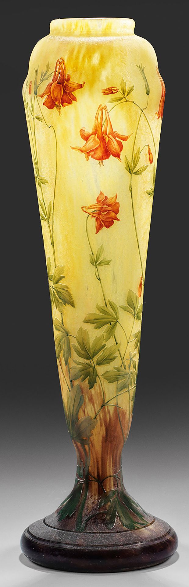 Null Très grand vase décoratif Art Nouveau à décor d'ancolies de Daum Frères.
Ha&hellip;
