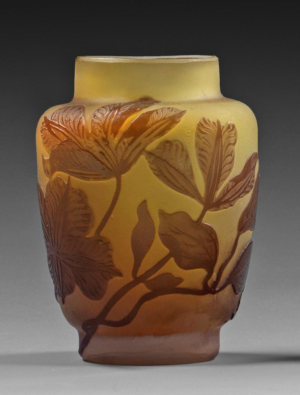 Null Petit vase d'ornement à décor de clématites. Verre surfondu incolore, jaune&hellip;
