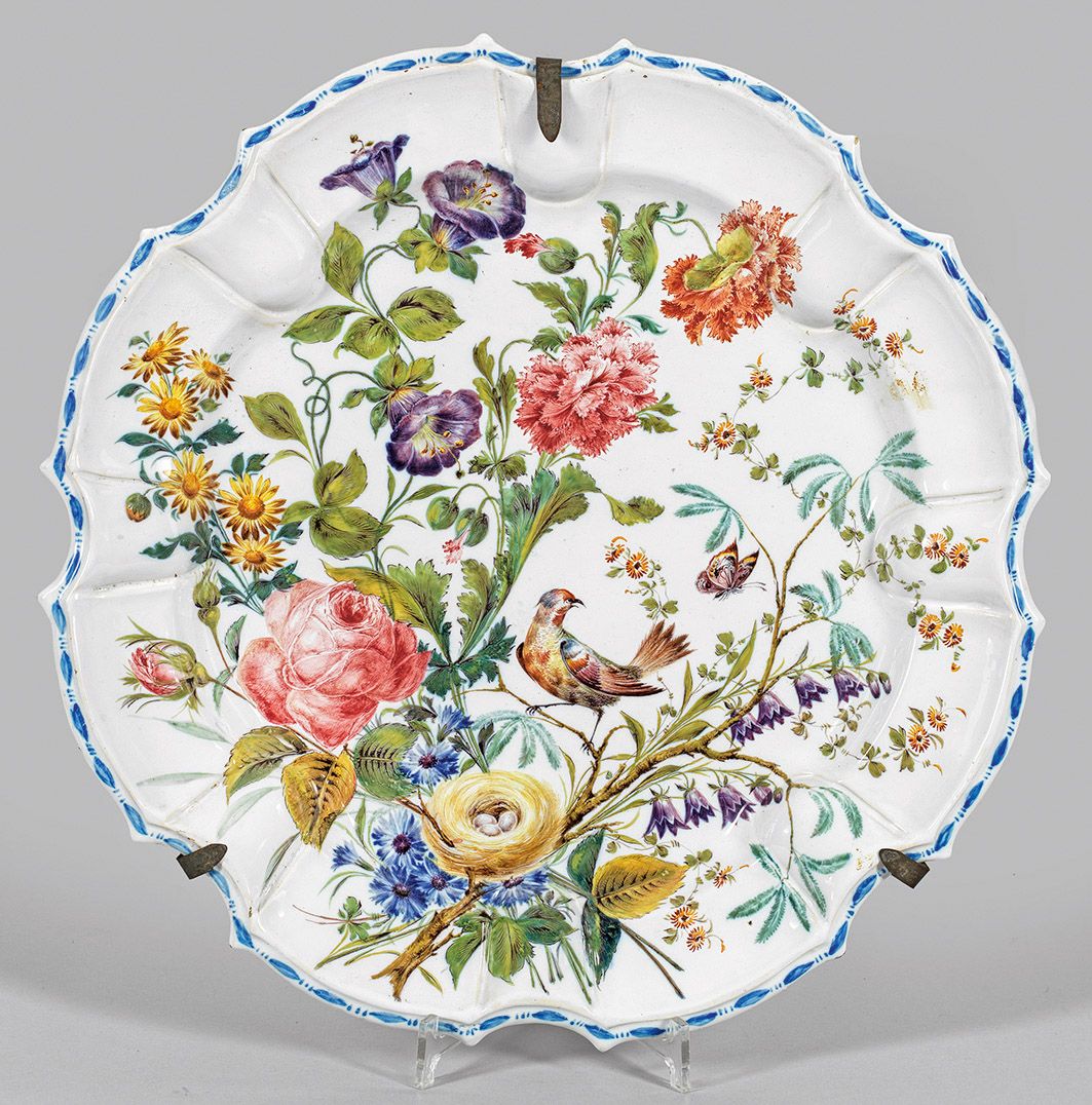 Null Large display plate with flowers, bird's nest and butterfly majolica. Round&hellip;