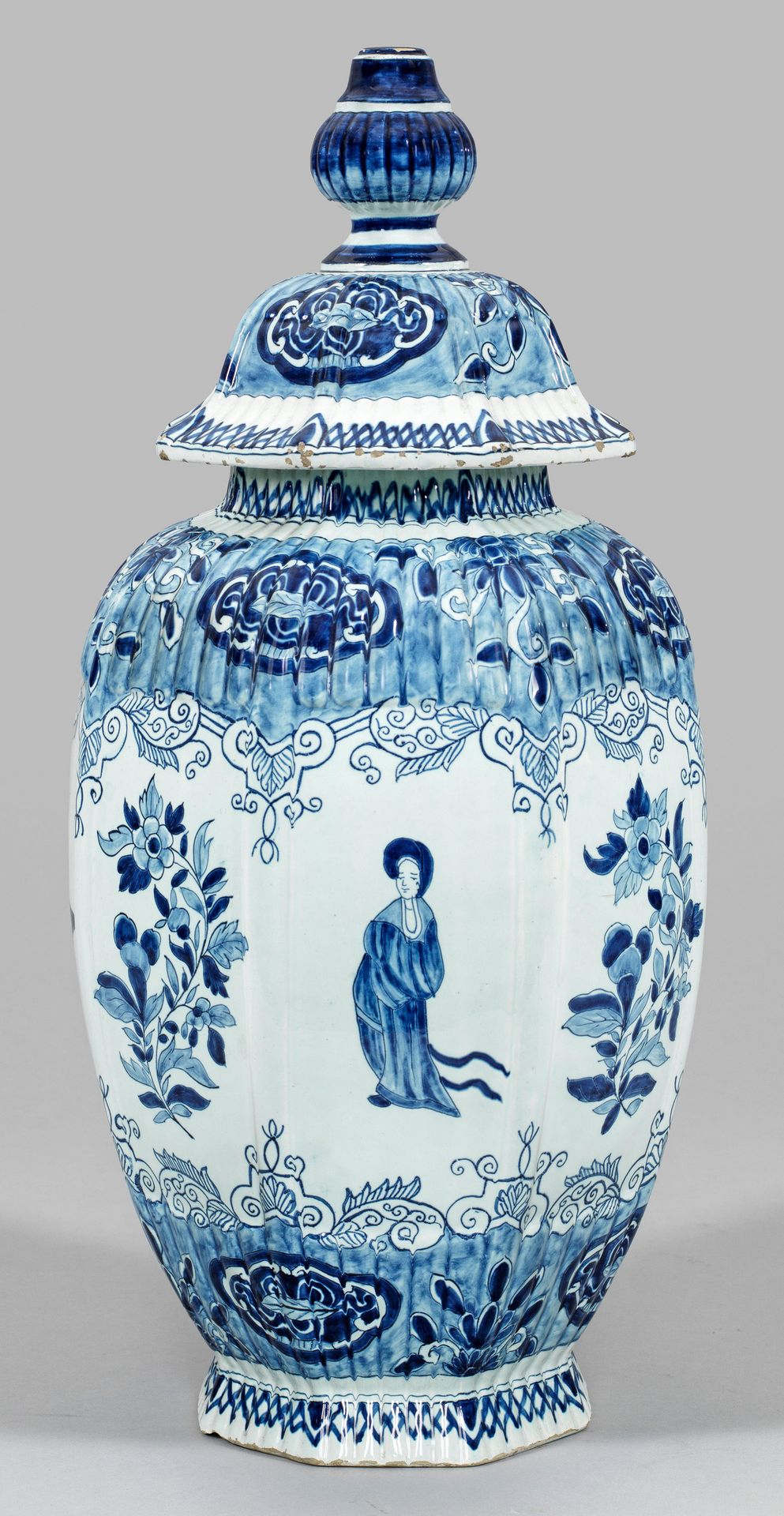 Null Grand et rare vase à couvercle de la manufacture de faïence de Kassel Forme&hellip;