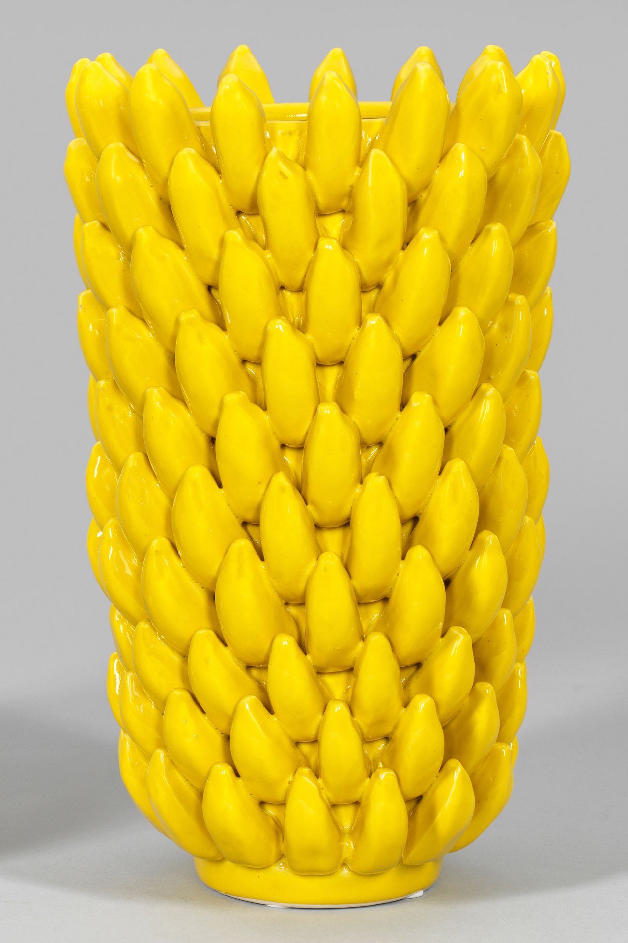 Null Grand vase banane extravagant en céramique, émaillé jaune. Forme de coupe h&hellip;