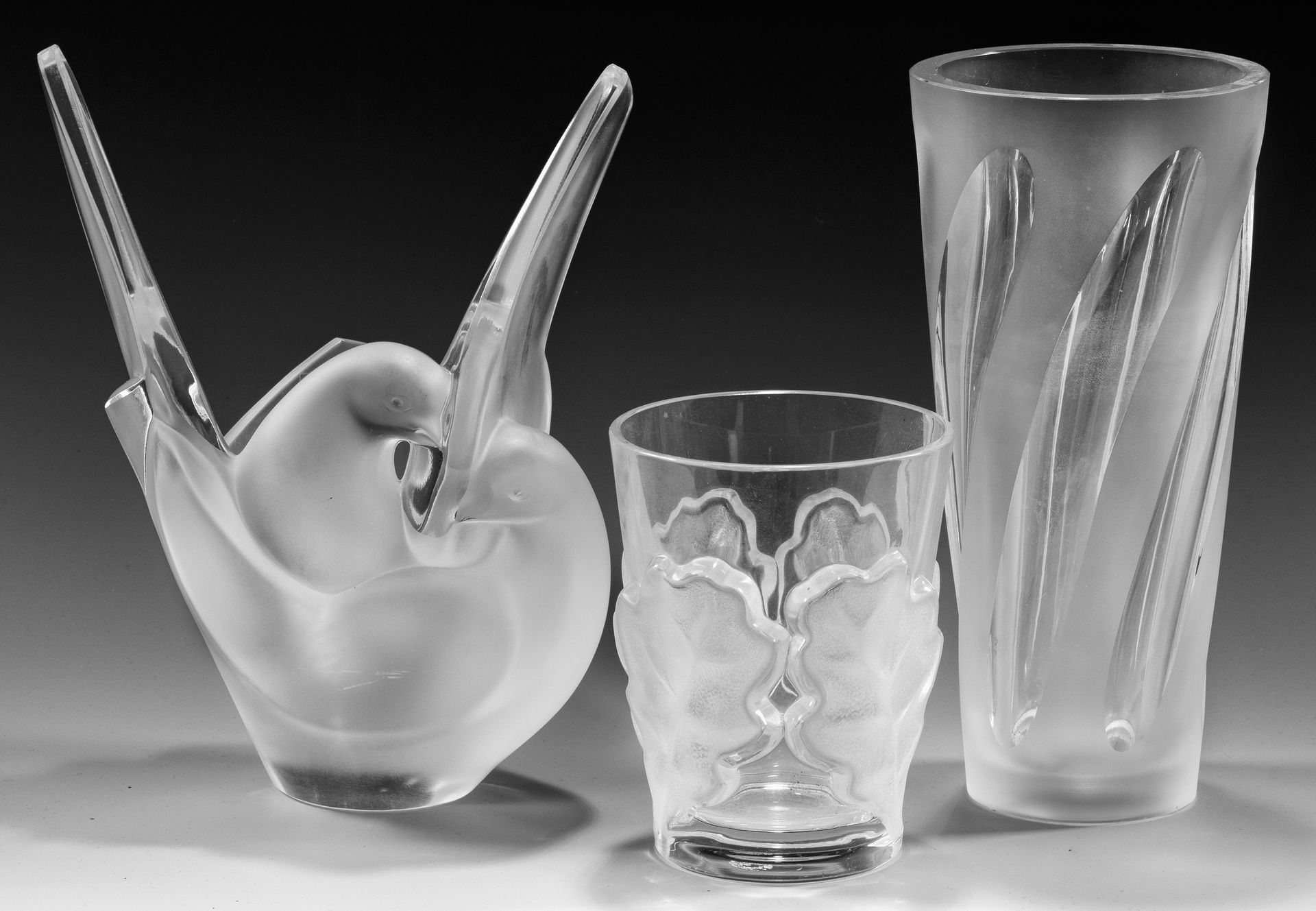 Null Deux objets Lalique et un vase-coupe de Peill & Putzler Coupe "Chêne" avec &hellip;