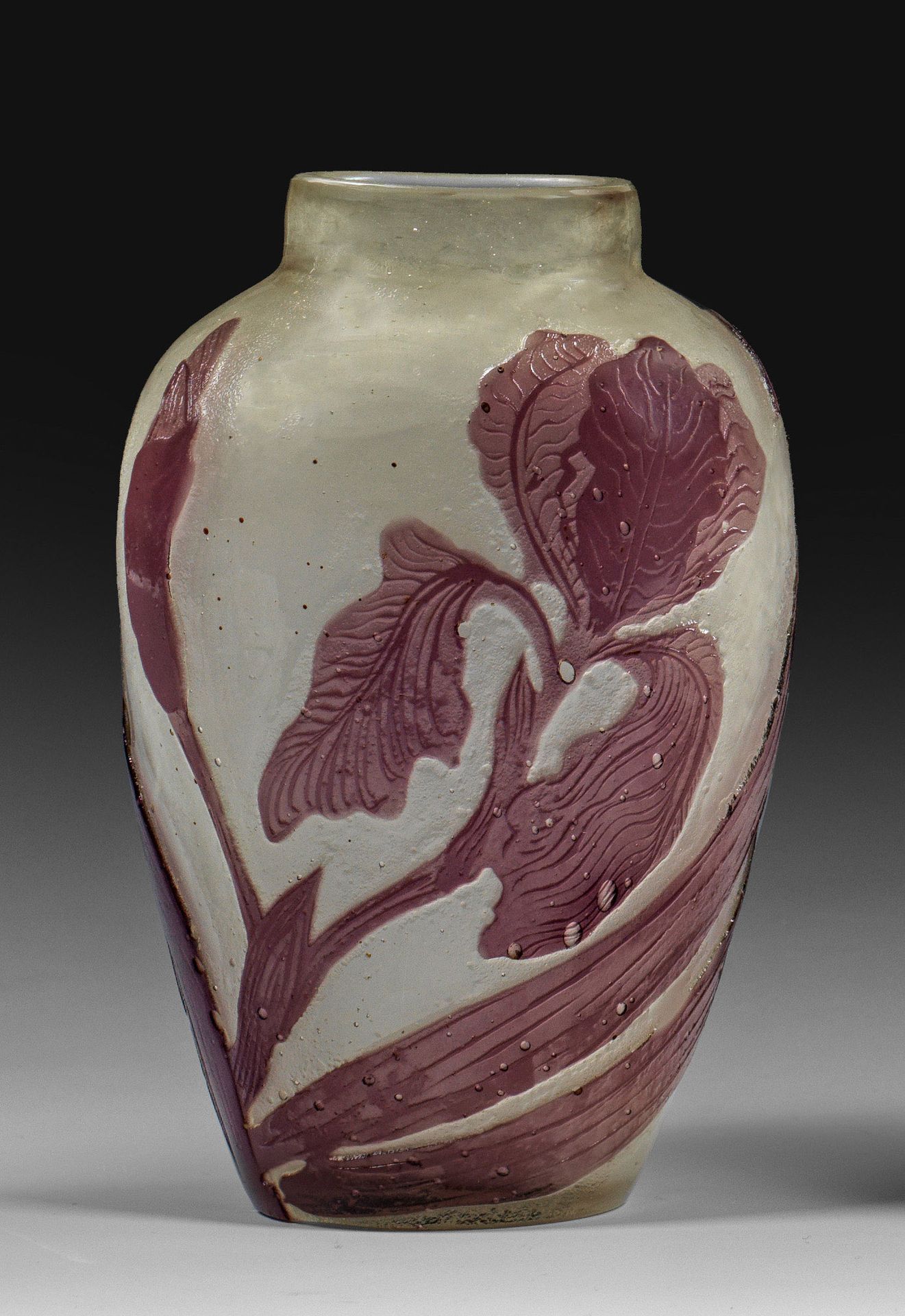 Null Vase décoratif à décor d'iris. Forme ovoïde étirée, à deux faces, repoussée&hellip;