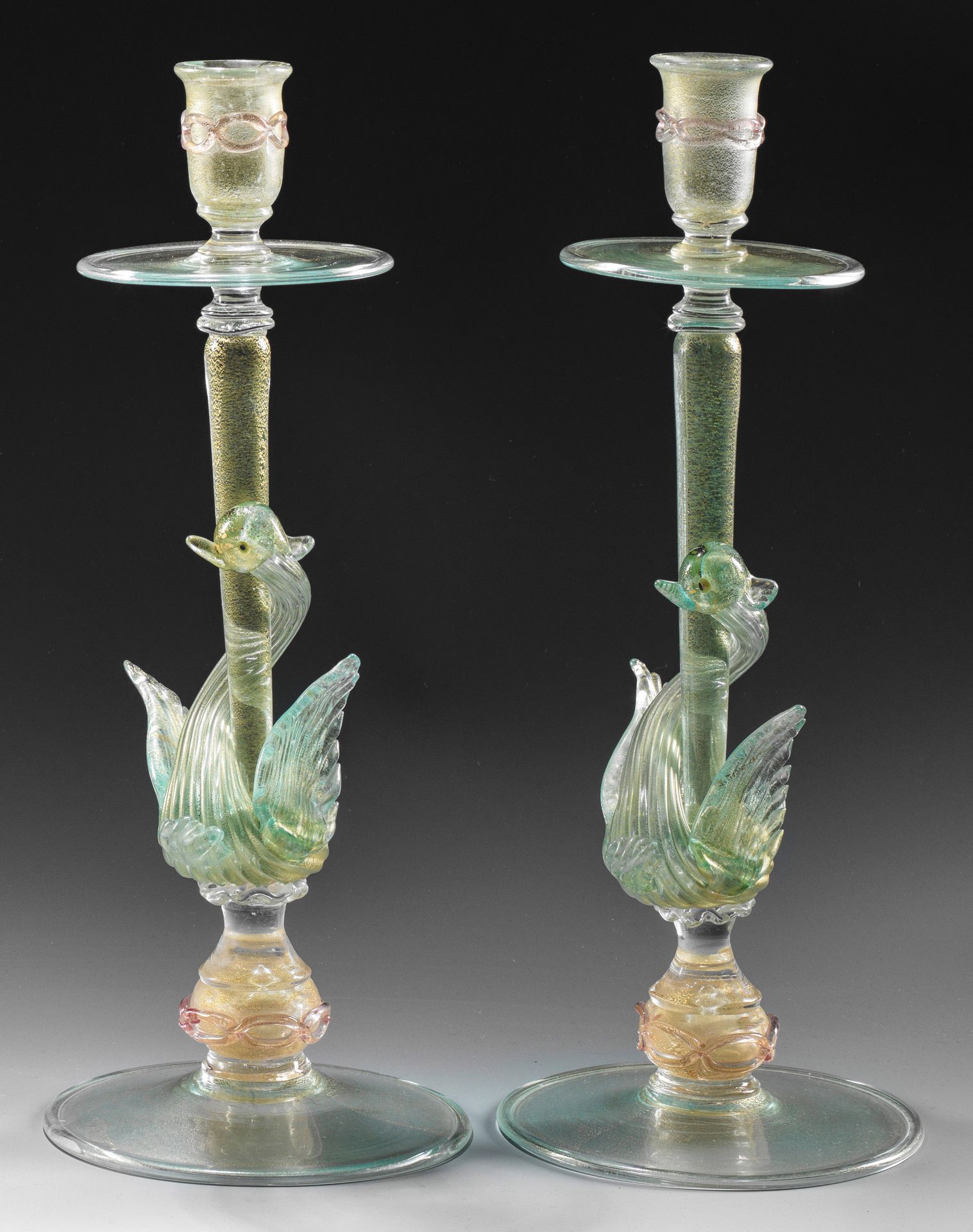 Null Paire de bougeoirs décoratifs en verre de Murano avec cygnes ; verre vert t&hellip;