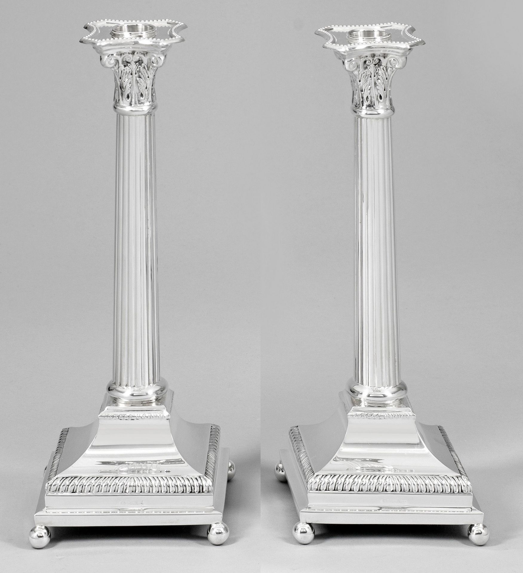 Null Paire de grands chandeliers de table en argent massif de style Empire. Supp&hellip;