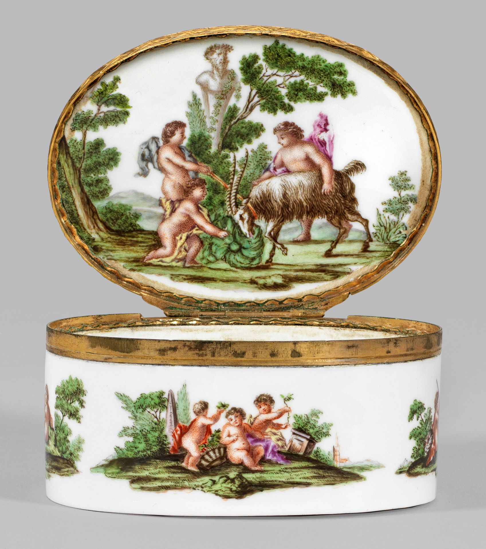 Null Tabatière rococo Meissen avec décor d'amorettes en porcelaine. Corps ovale &hellip;