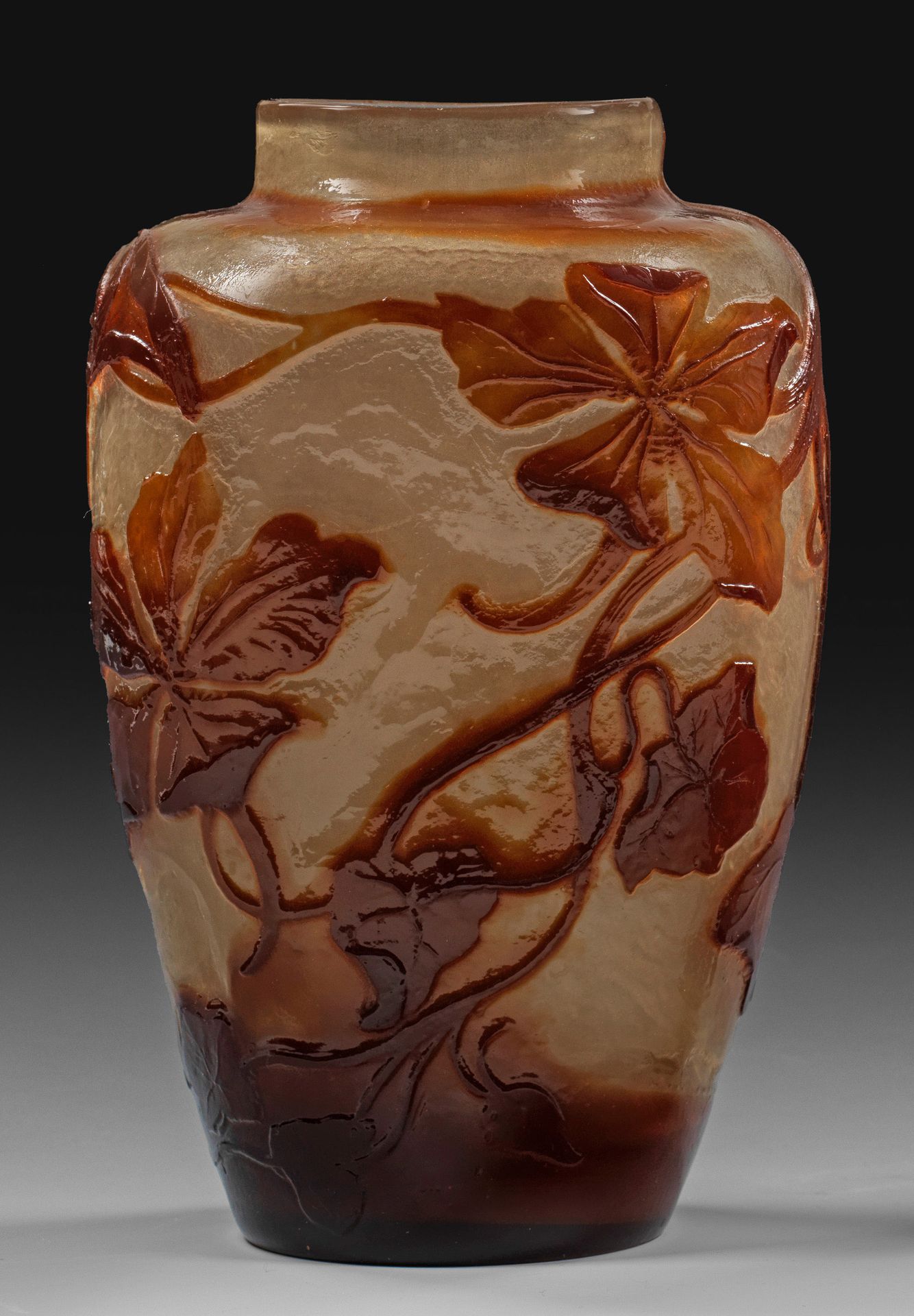 Null Vase d'ornement à décor de clématites d'Emile Gallé Forme ovoïde allongée, &hellip;
