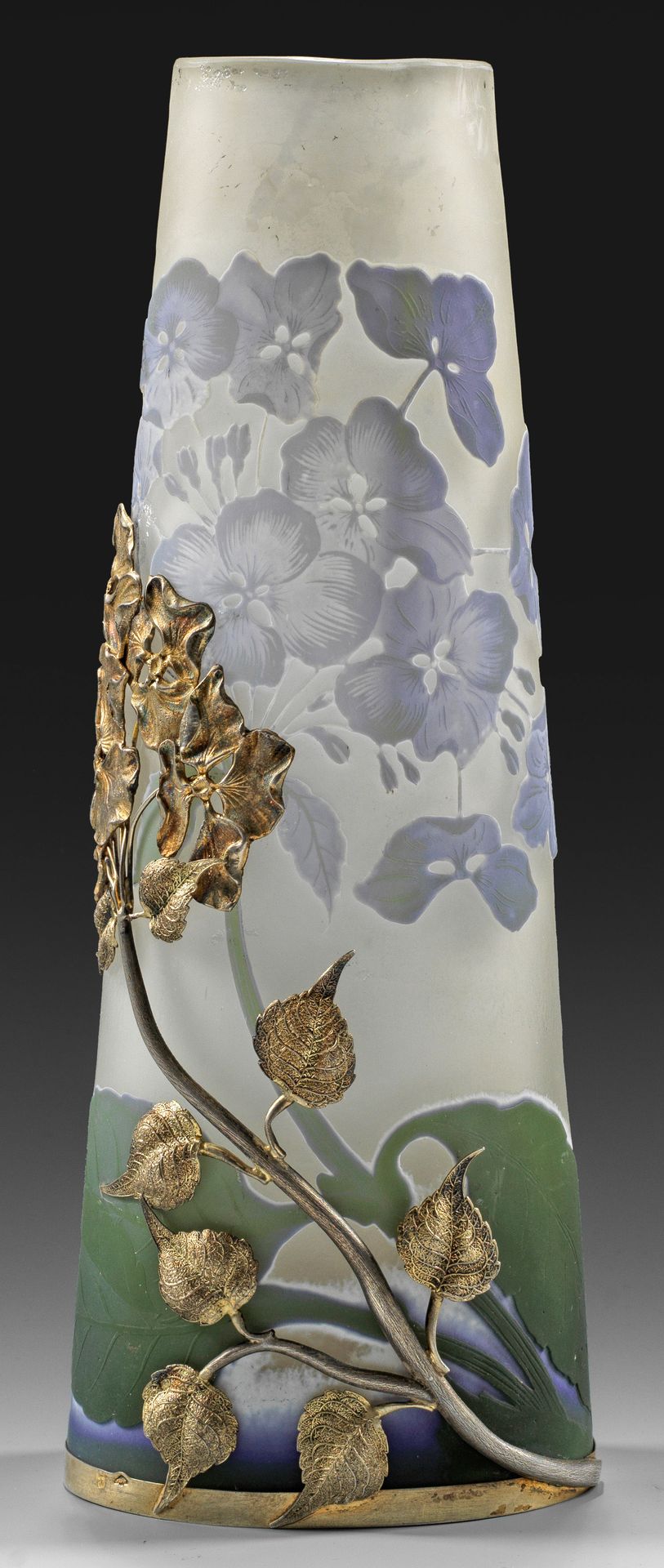 Null Vase d'ornement à décor d'hortensias et monture en argent Forme élancée et &hellip;