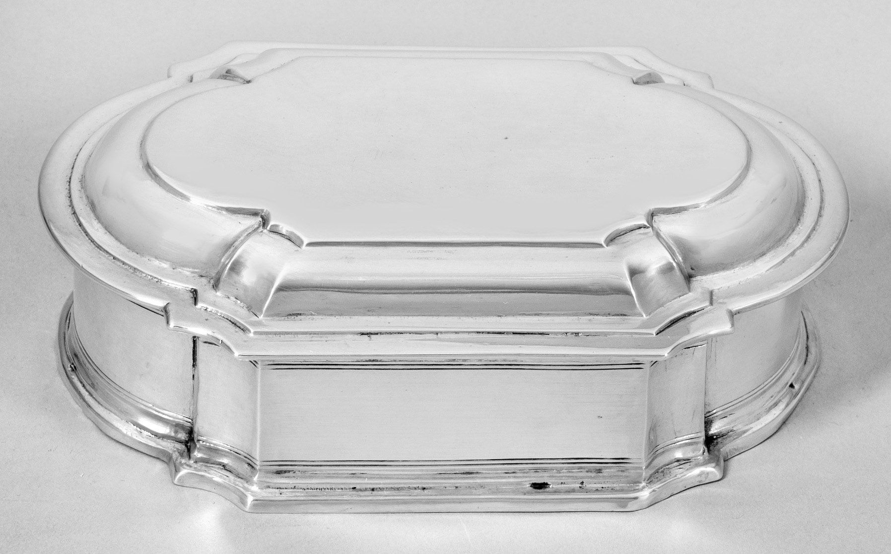 Null Small, heavy baroque silver box. Rectangular body with rounded short sides.&hellip;
