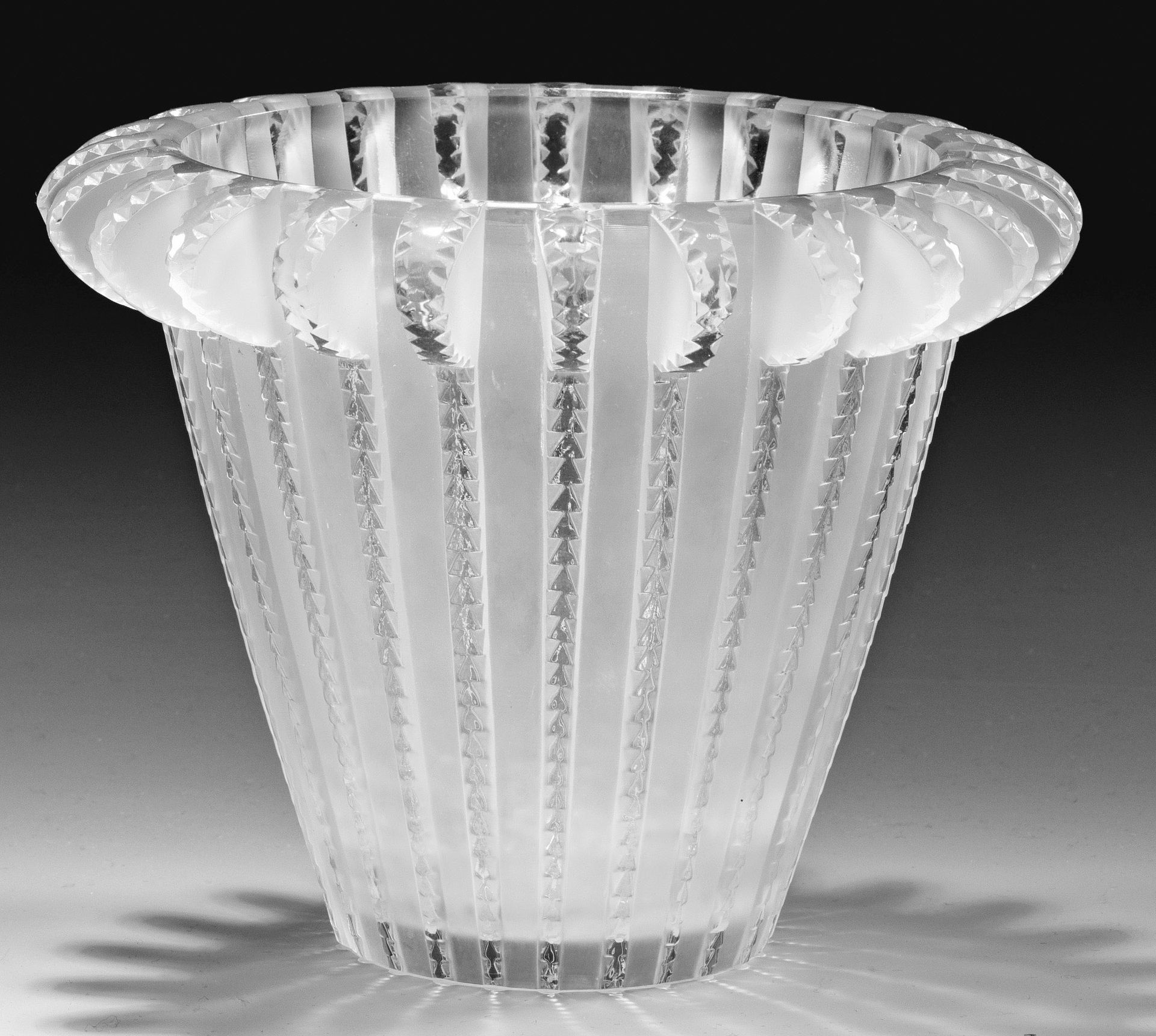Null Vase "Royat" de Lalique Forme de coupe conique avec relief vertical stylisé&hellip;