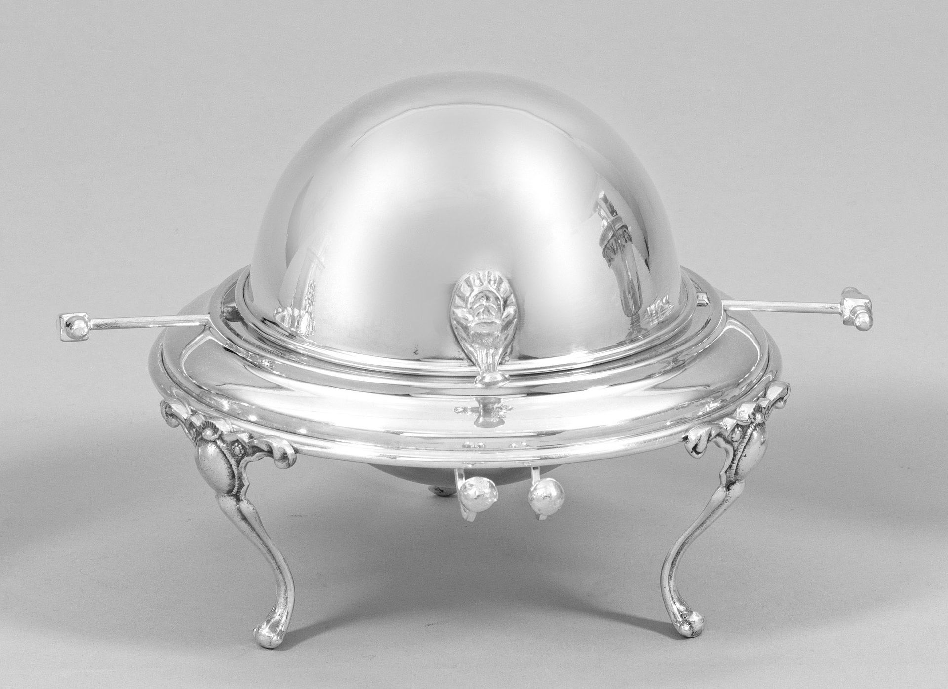 Null Silver caviar bowl. Semicircular body on three high, curved legs, decorated&hellip;