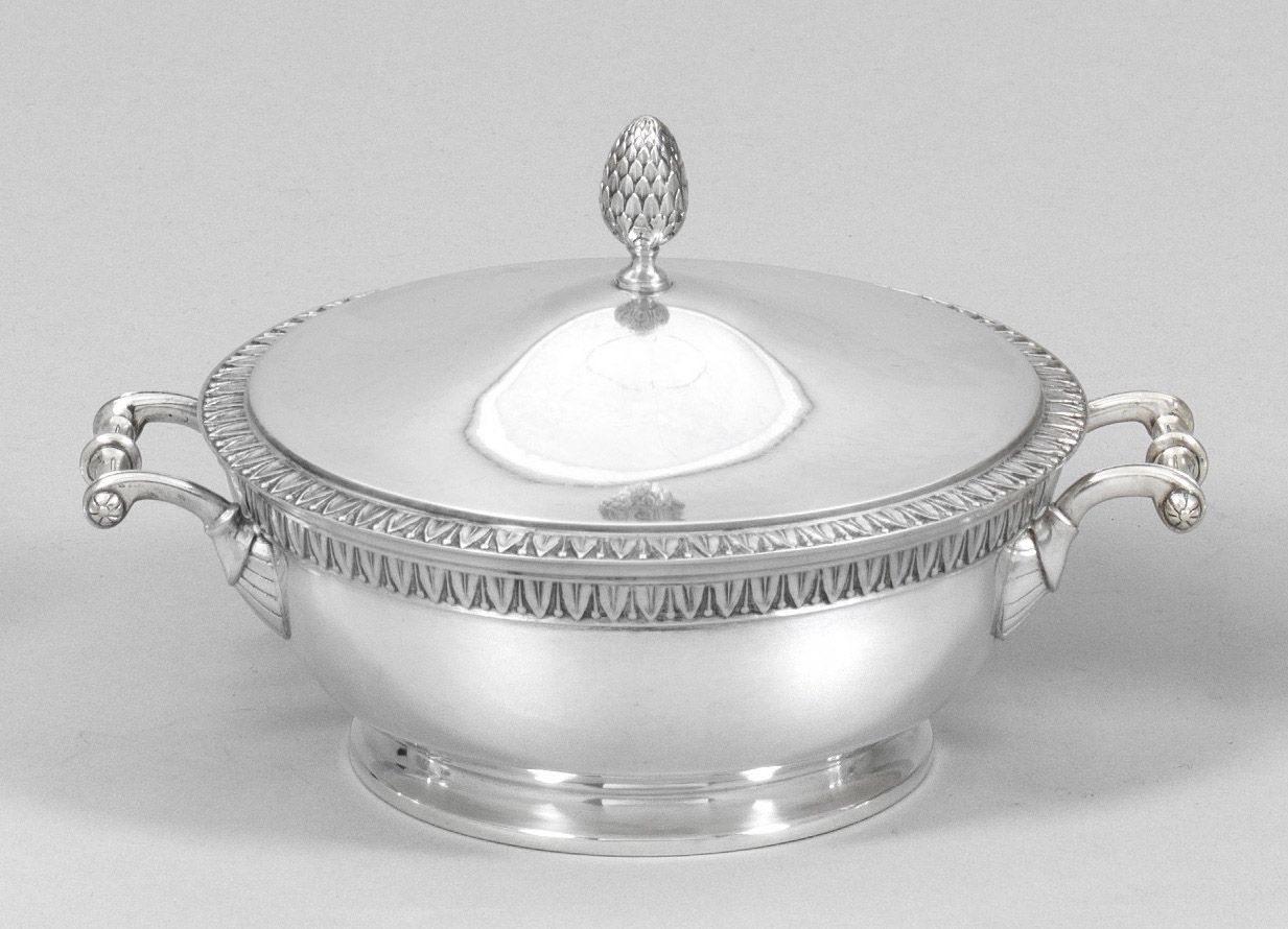Null Silver bonbonnière in the shape of a small lidded tureen. Flat round stand,&hellip;