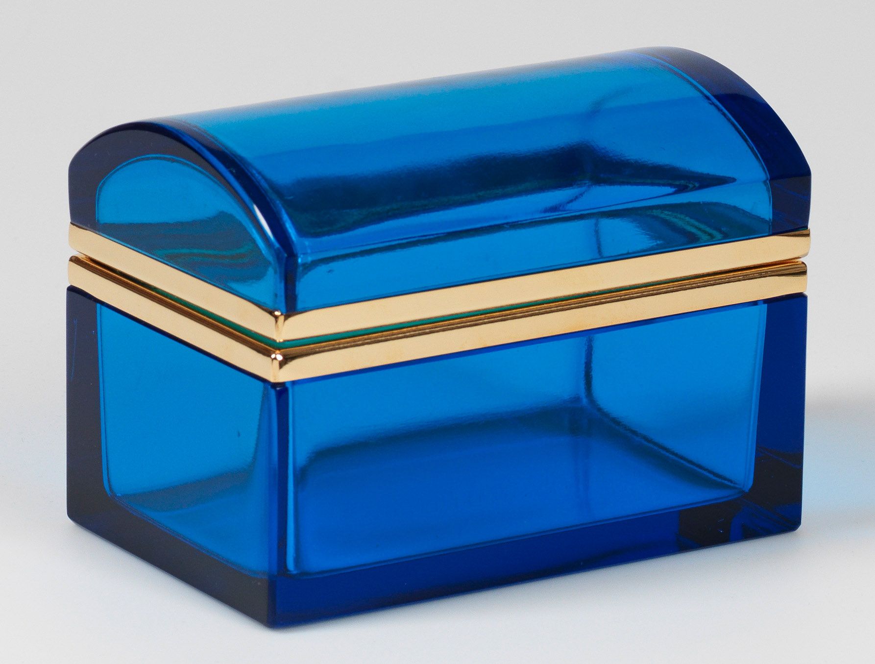 Null 装饰艺术盒 长方形柜子，带圆形盖子。深蓝色透明玻璃经切割和抛光处理。黄铜铰链座。高 9.8 厘米，13.5 厘米 x 8.5 厘米。
一个法国装饰艺术&hellip;