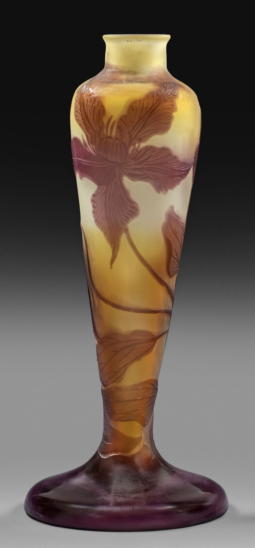 Null Vase d'ornement à décor de clématites en forme de massue sur un pied massif&hellip;