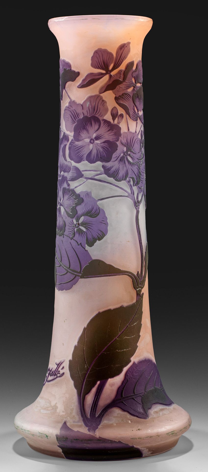 Null Grand vase à tige avec décor d'hortensias Forme conique se rétrécissant et &hellip;
