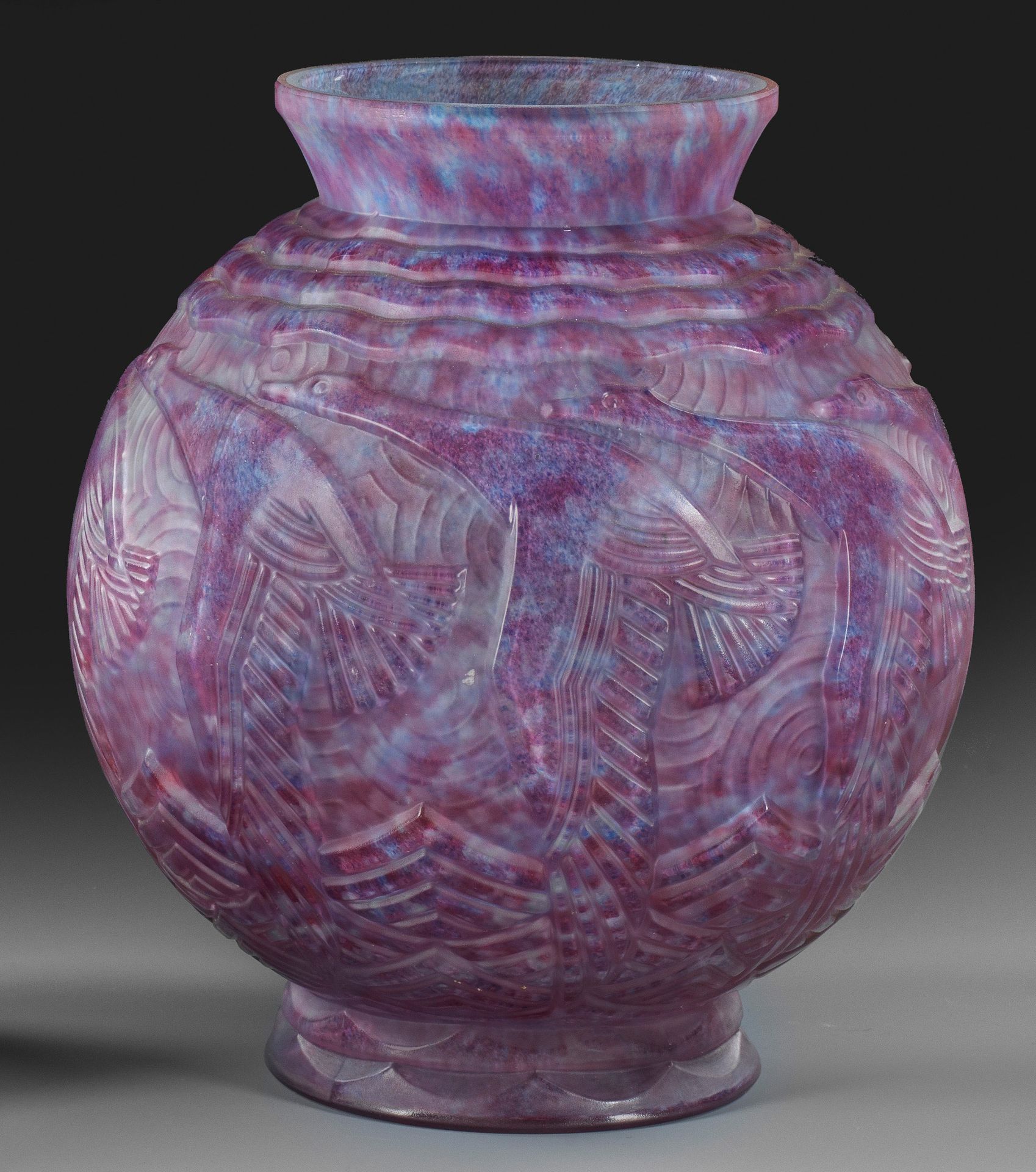Null Rare vase boule Art déco avec frise de cygnes de Pierre D'Avesn.
Verre surf&hellip;