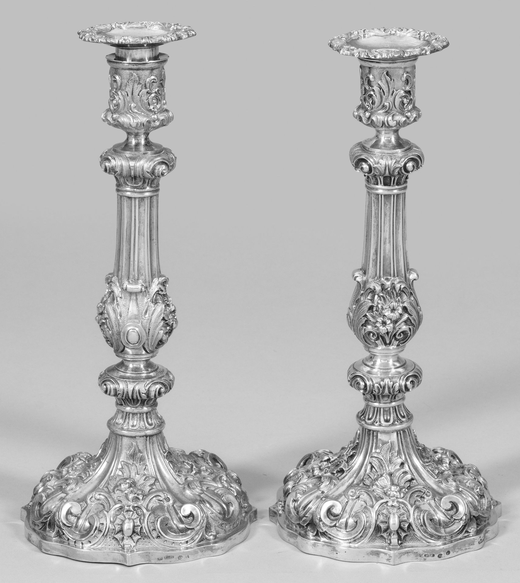 Null Paire de lourds chandeliers de table en argent de style rococo. Base bombée&hellip;