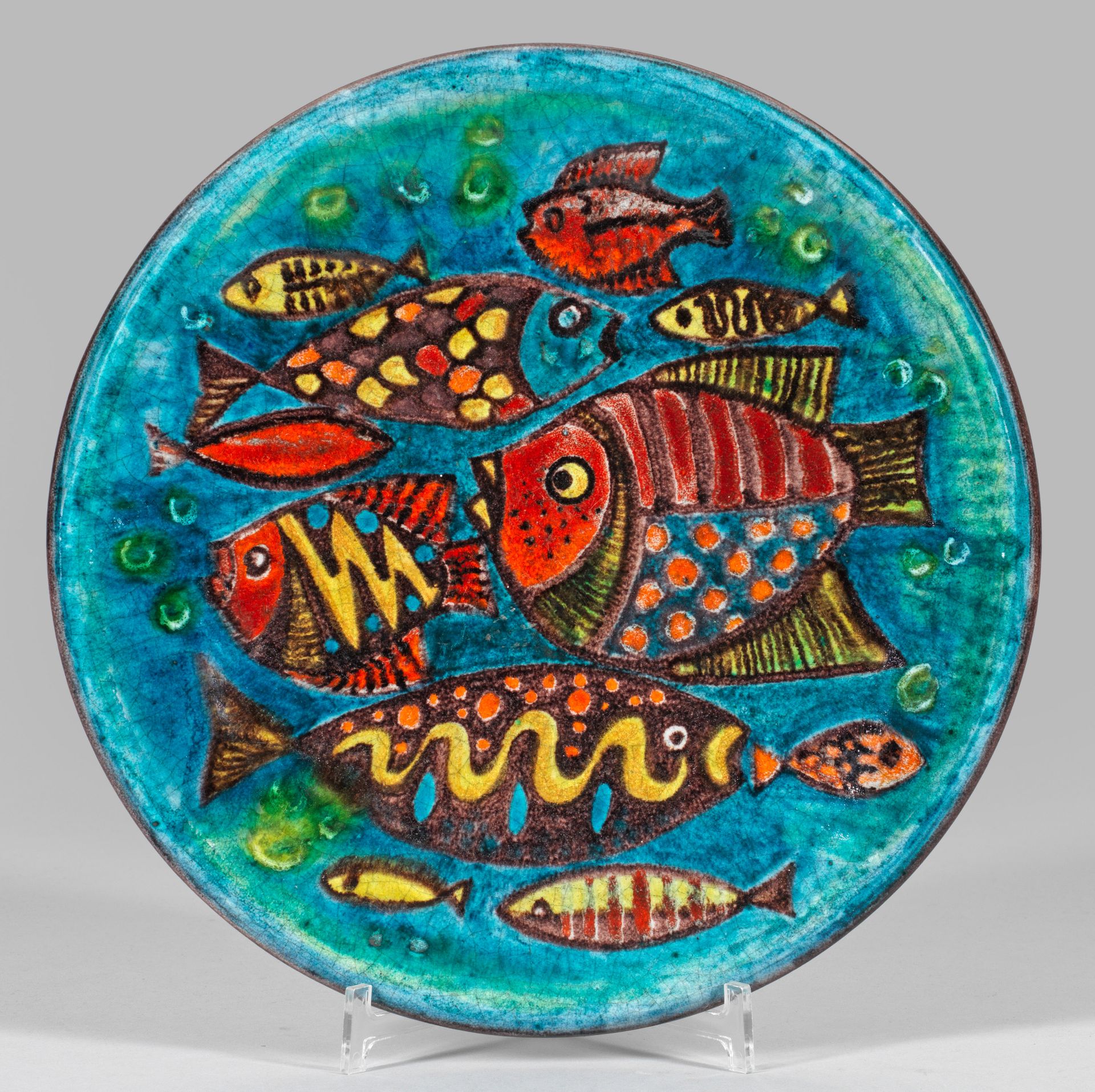 Null Assiette murale à décor de poissons Terre cuite, tesson rouge brique, engob&hellip;