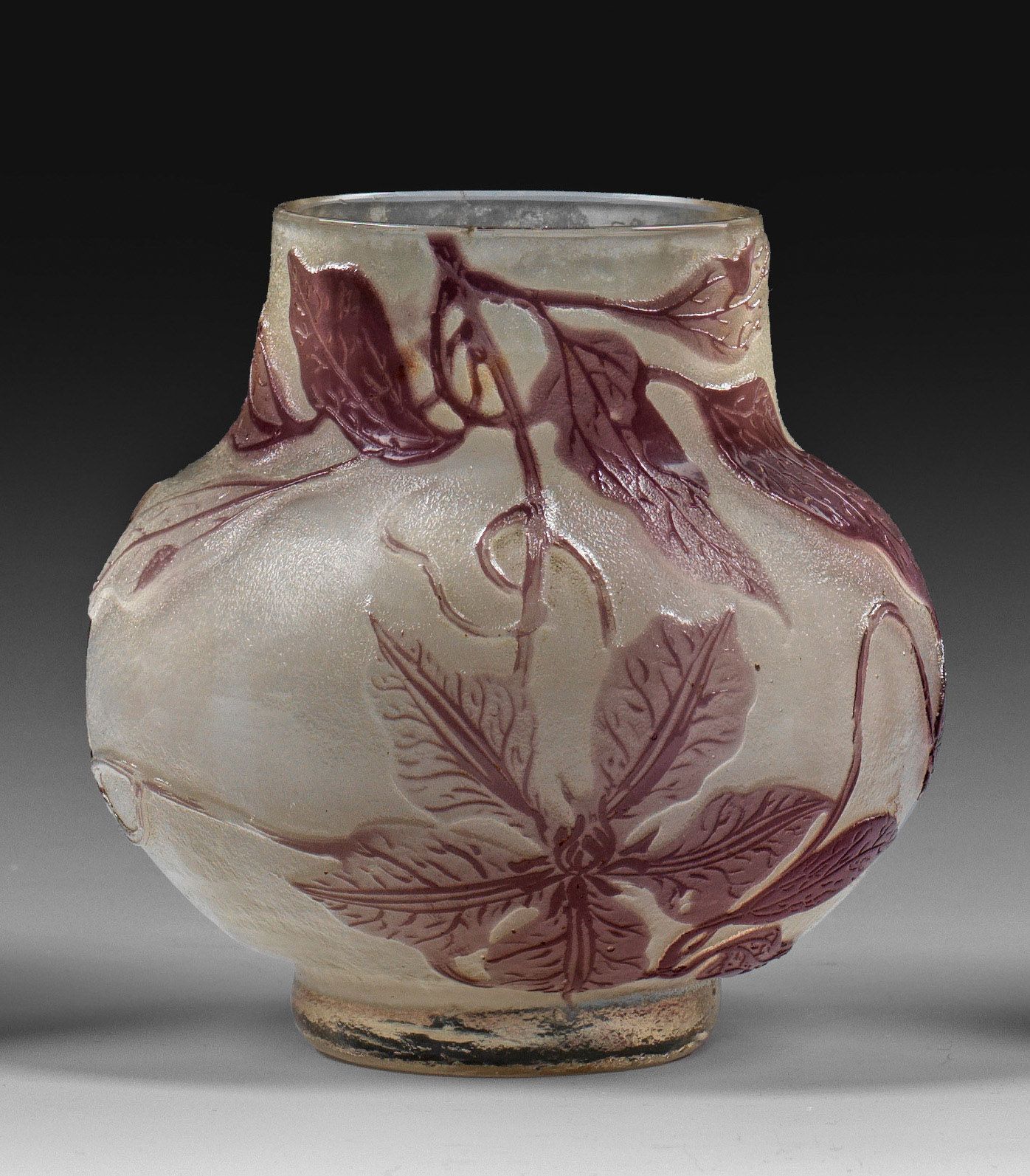 Null Vase d'ornement à décor de clématites Corps en forme de boule écrasée sur u&hellip;
