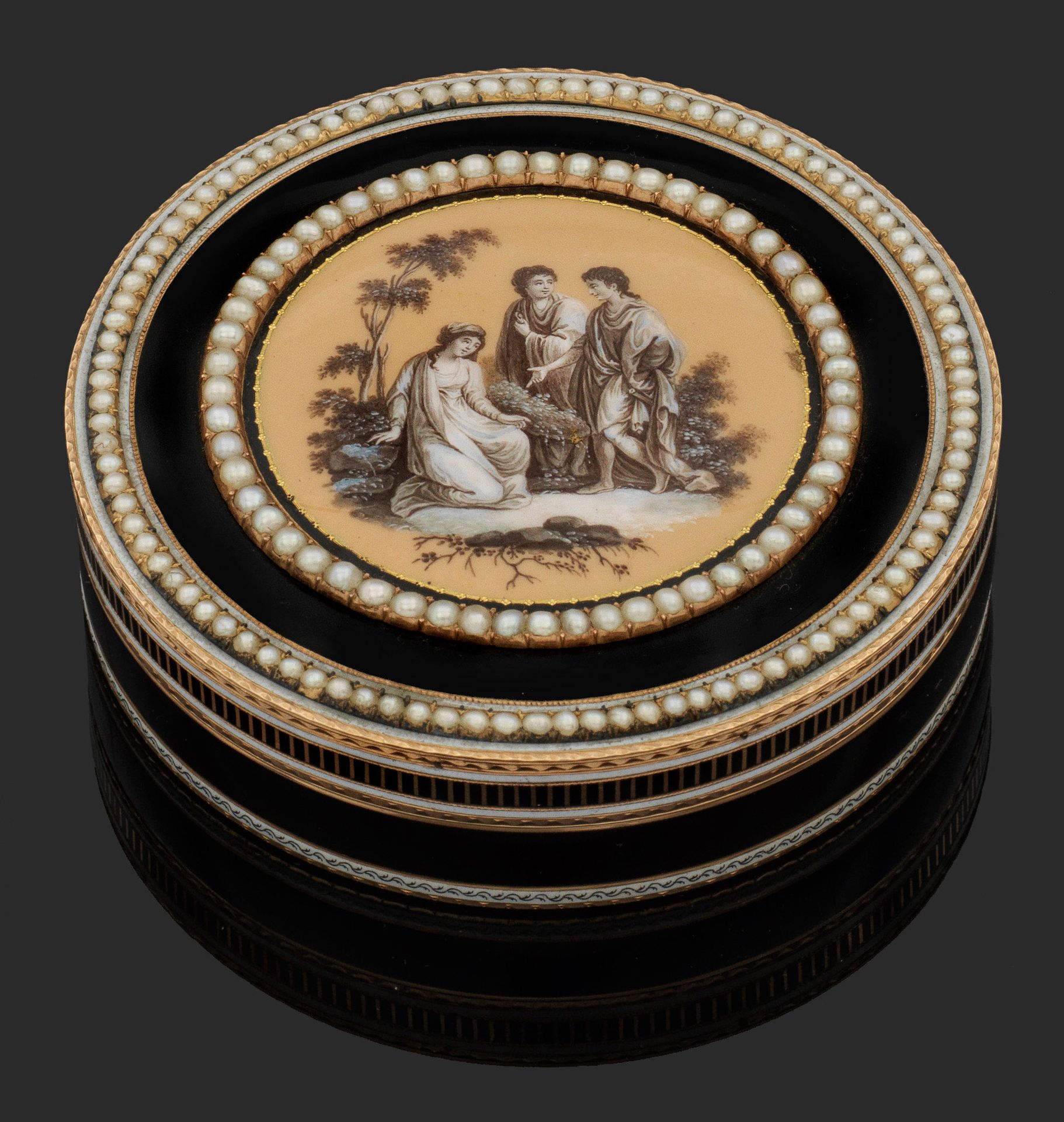Null Elégantes tabatières en or émaillé Louis XVI, finement perlées.
En or rose.&hellip;