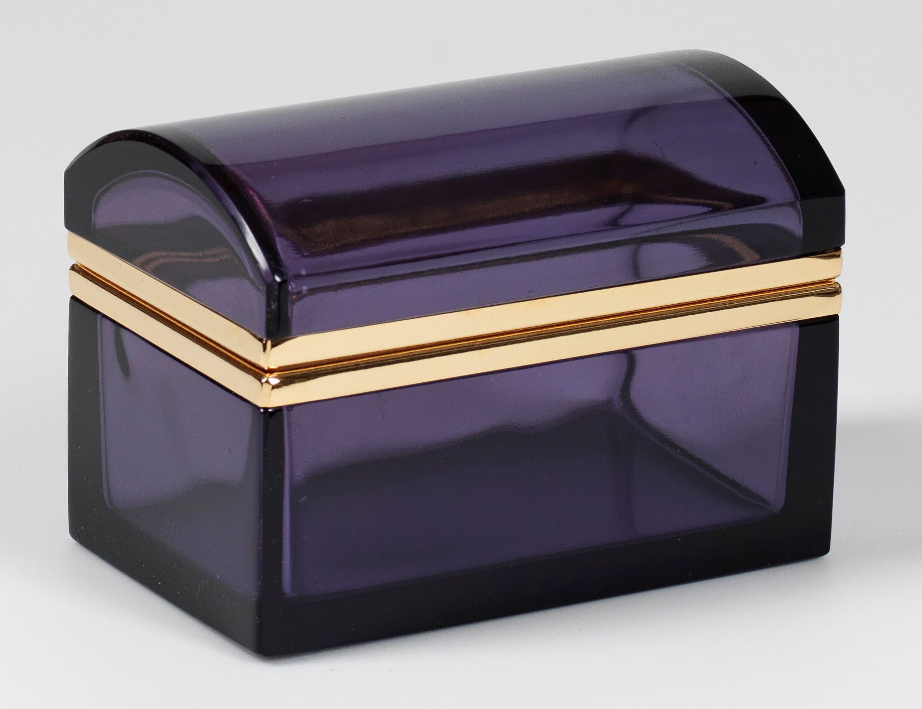 Null 装饰艺术盒 长方形柜子，带圆形盖子。经切割和抛光的深紫色透明玻璃。黄铜铰链座。高 9.8 厘米、长 13.5 厘米 x 宽 8.5 厘米。
一个法国装&hellip;