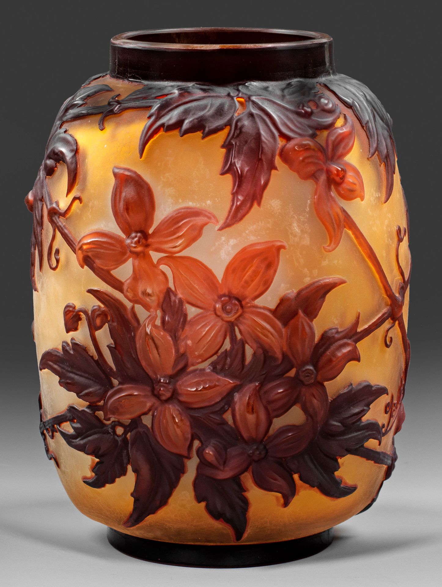 Null Rare vase "soufflé" à décor de clématites Forme cylindrique arrondie avec c&hellip;