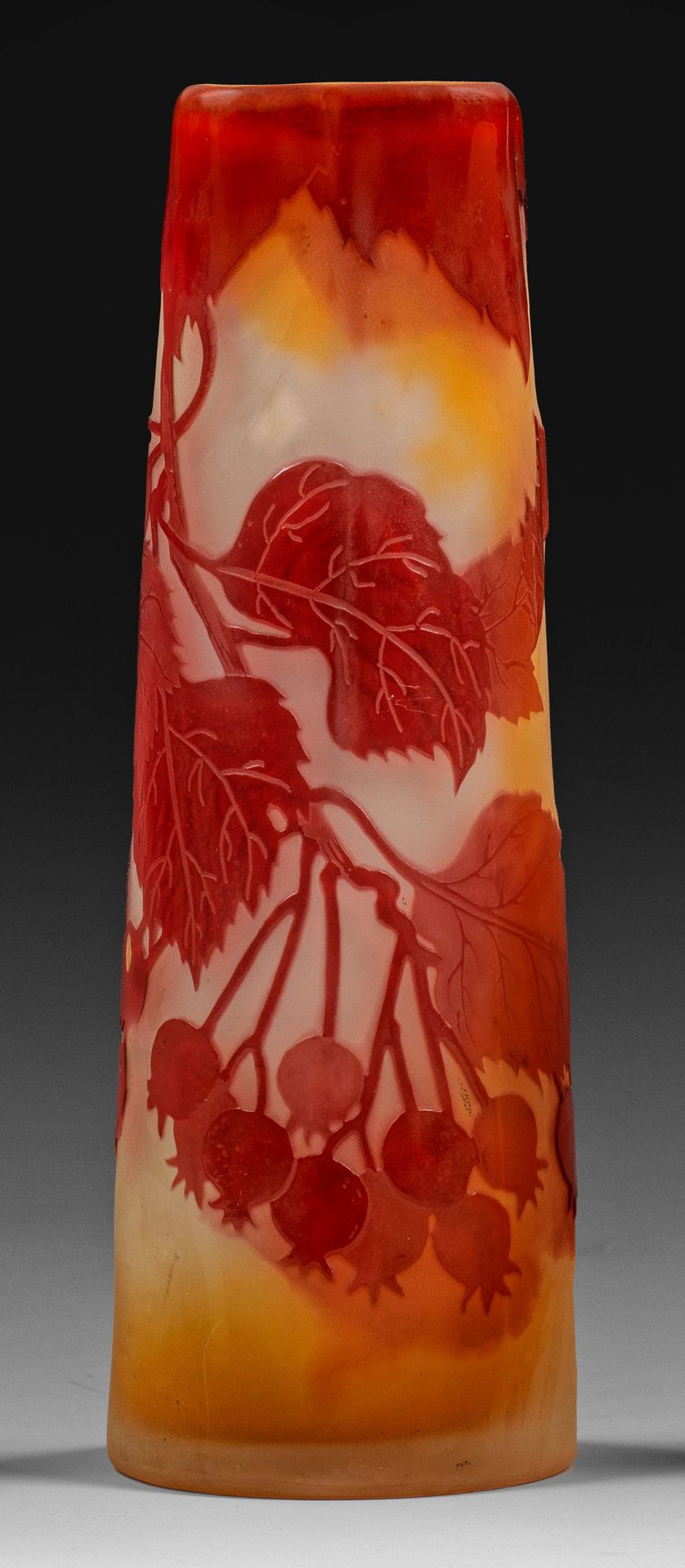 Null Vase à tige à décor de groseille Forme conique élancée, aplatie sur quatre &hellip;