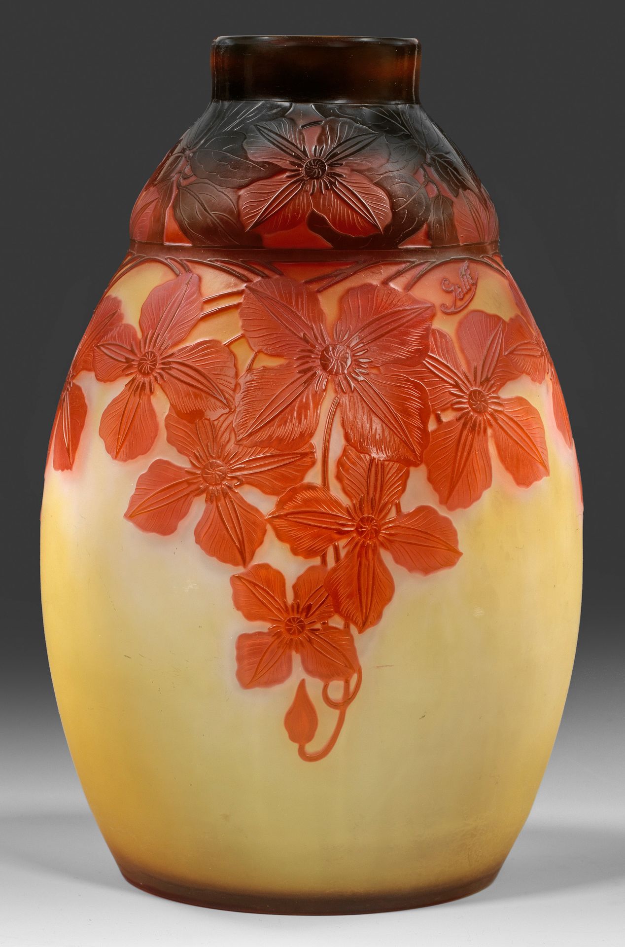 Null Grand vase d'ornement à décor de clématites Forme ovoïde allongée à deux co&hellip;