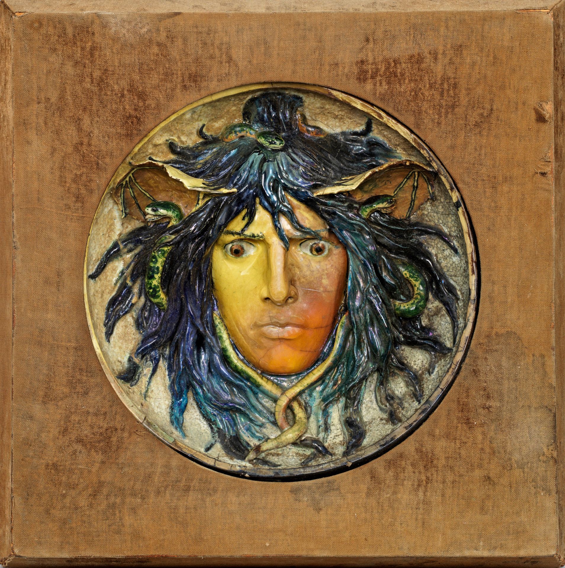 Null 卡尔（"卡罗"）-科恩哈斯（Carl ("Carlo") Kornhaas）的美杜莎头像 浮雕陶瓷（陶器）通多，带有彩色绘画和光泽釉。这件独特的作品于&hellip;
