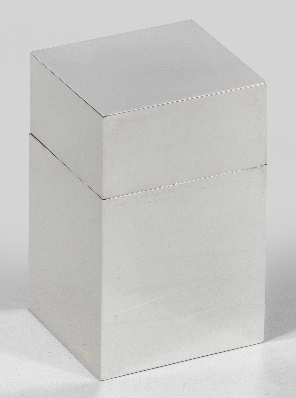 Null 优雅的纯银烟盒。长方体盒身，内壁光滑平直。推入式盒盖。雪松木内壁。925 标志，制造商标志。重量约 230 克。高 9 厘米。5.6 厘米 x 5.1&hellip;