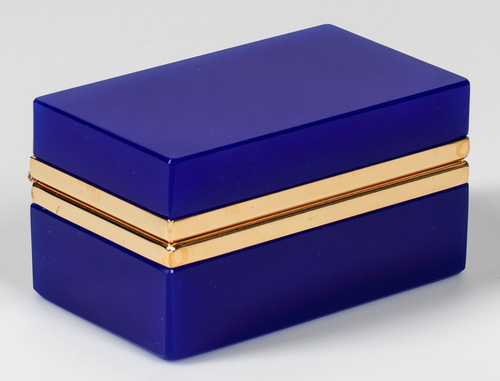 Null 装饰艺术盒 长方体形状。切割和抛光的深蓝色不透明玻璃。黄铜铰链座。高 6 厘米，10.8 厘米 x 6.5 厘米。
一个法国装饰艺术风格的深蓝色切割抛&hellip;