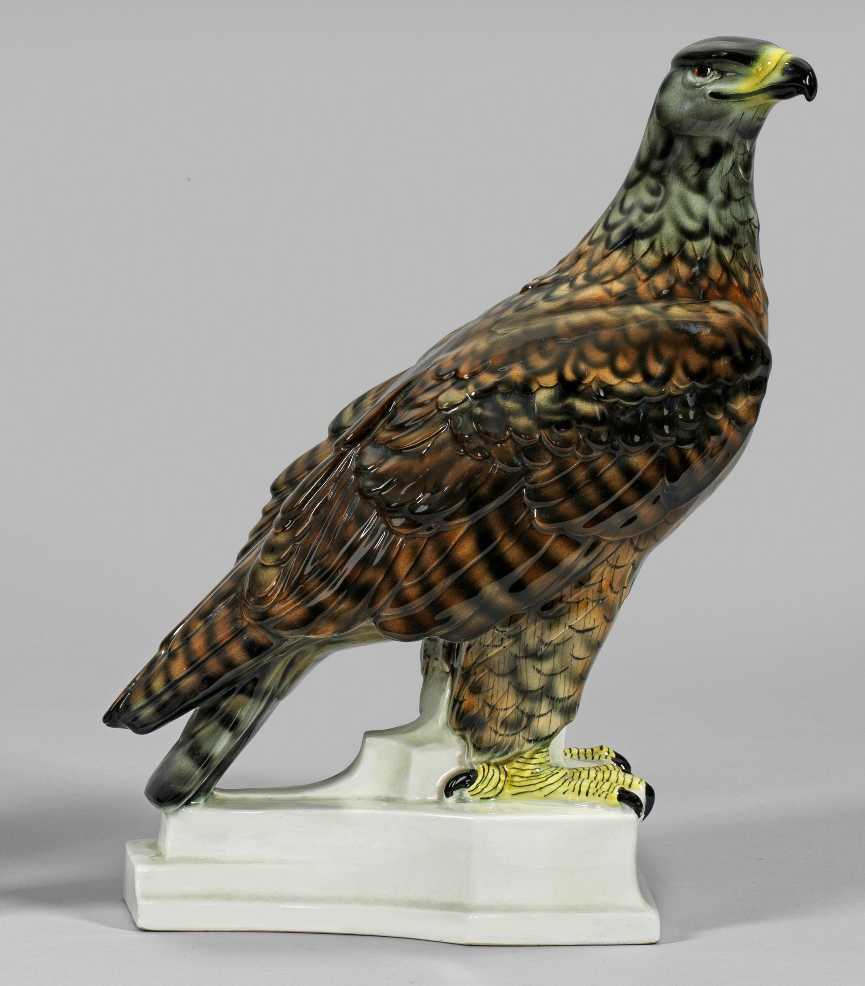 Null Figurine animalière Art déco "Aigle" sur socle profilé. En céramique. Dessi&hellip;